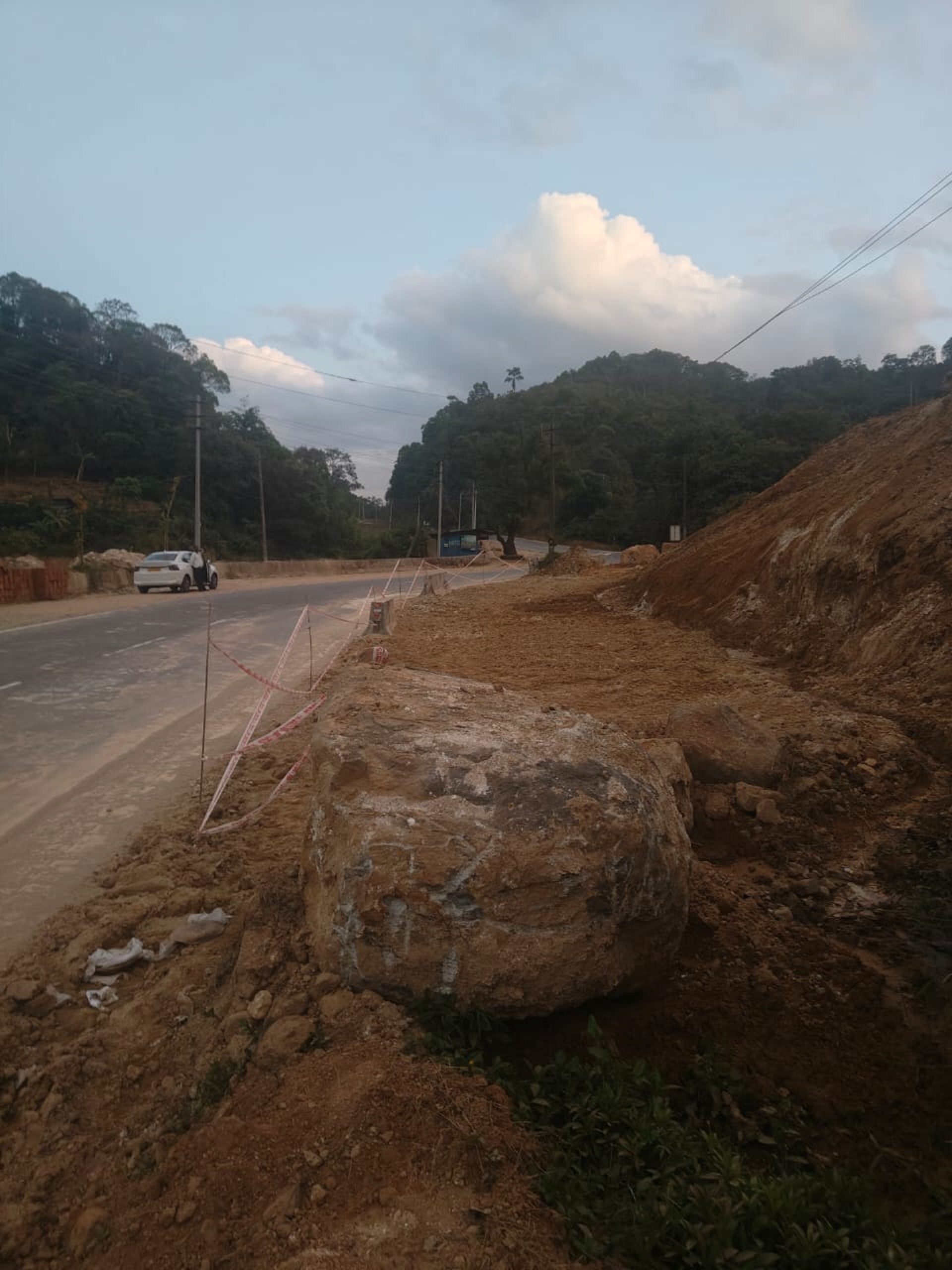 ರಾಷ್ಟ್ರೀಯ ಹೆದ್ದಾರಿ 275ರಲ್ಲಿ ಮದೆನಾಡು ಸಮೀಪದ ಕತ್ರೋಜಿ ಎಂಬಲ್ಲಿ ಮಳೆಗಾಲದಲ್ಲಿ ಮಣ್ಣು ಜಾರುತ್ತಿದ್ದ ಗುಡ್ಡಕ್ಕೆ ತಡೆಗೋಡೆ ನಿರ್ಮಿಸಲು ಜಾಗವನ್ನು ಸಿದ್ಧ ಮಾಡಿರುವ ದೃಶ್ಯ ಸೋಮವಾರ ಕಂಡು ಬಂತು