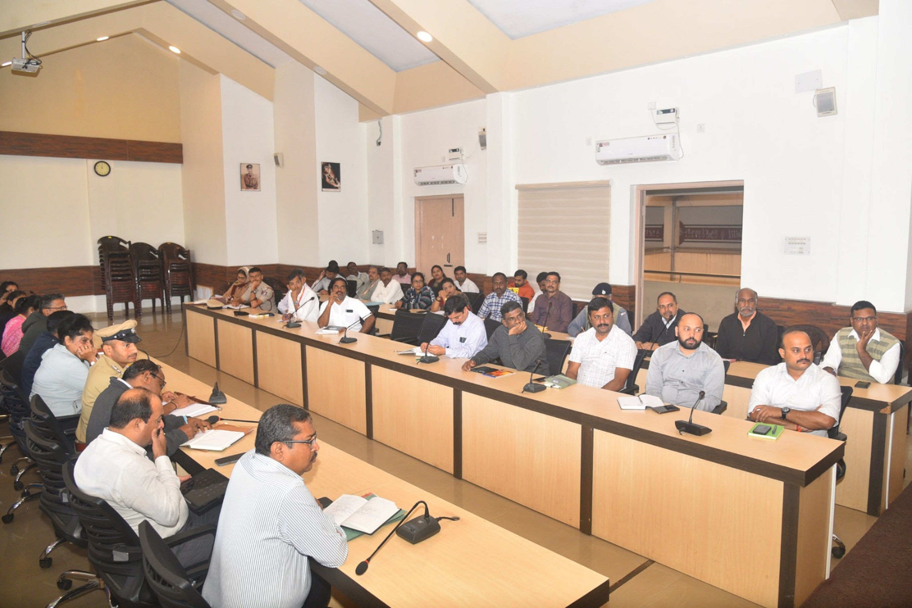 ಸಭೆಯಲ್ಲಿ ಭಾಗವಹಿಸಿದ್ದ ಅಧಿಕಾರಿಗಳು