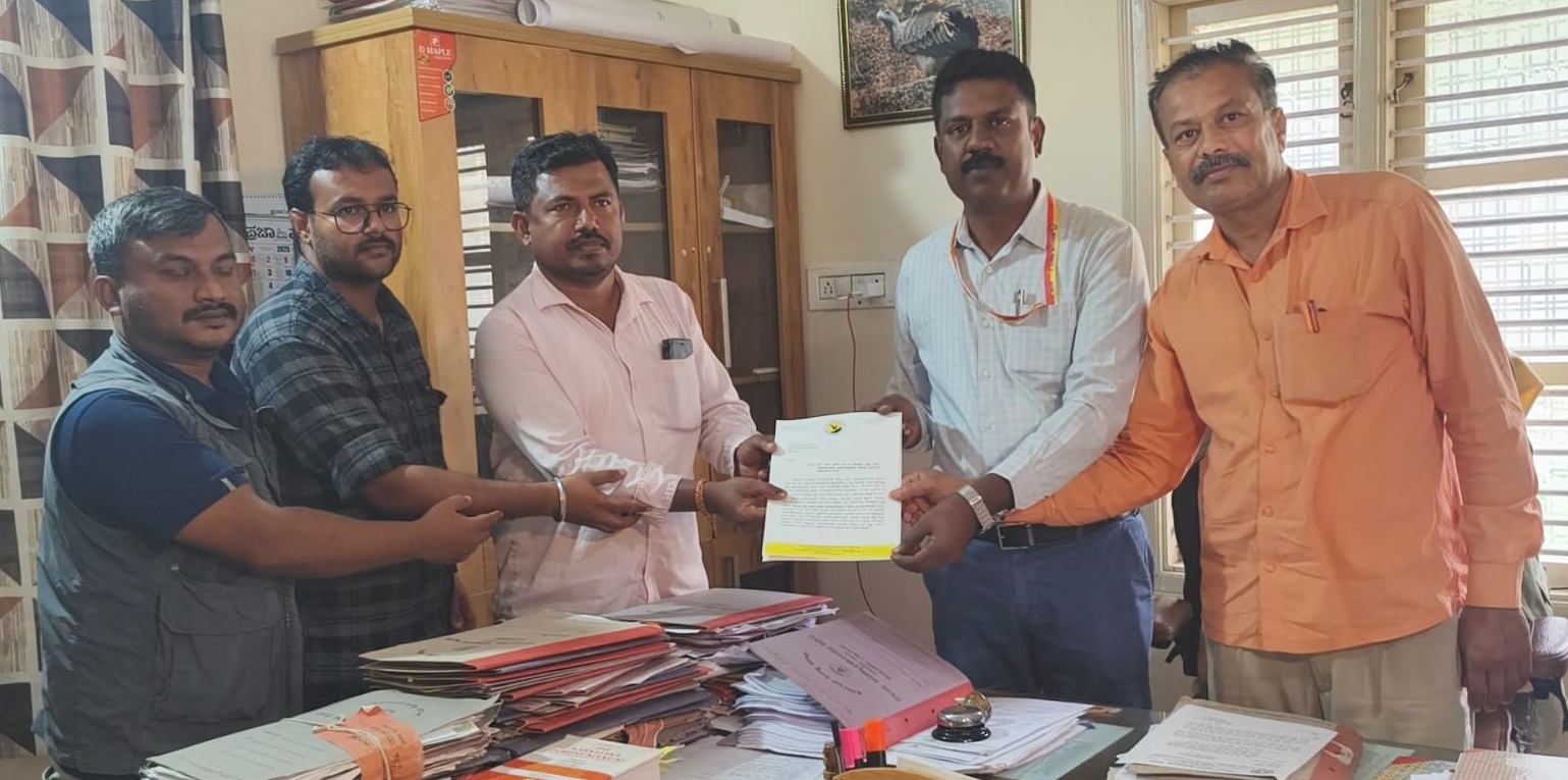 ನಟ ಸುದೀಪ್ ತಮ್ಮ ಮಾತಿನ ಕುರಿತು ಸರಿಯಾದ ಸ್ಪಷ್ಟೀಕರಣ ನೀಡುವಂತೆ ಸೂಚನೆ ನೀಡಬೇಕು ಎಂದು ಒತ್ತಾಯಿಸಿ ರಾಮನಗರ ವಲಯ ಅರಣ್ಯ ಸಂರಕ್ಷಣಾಧಿಕಾರಿ ಮಹಮ್ಮದ್ ಮನ್ಸೂರ್ ಅವರಿಗೆ ಸೋಮವಾರ ಮನವಿ ಸಲ್ಲಿಸಿದರು