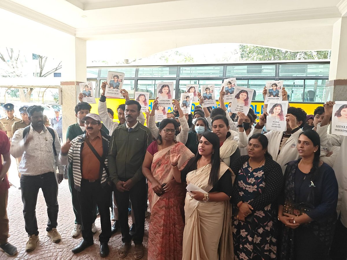 ಬೊಮ್ಮನಹಳ್ಳಿ | ಮೈಬಣ್ಣದ ಅವಹೇಳನವೇ ಆತ್ಮಹತ್ಯೆಗೆ ಕಾರಣ: ವಿದ್ಯಾರ್ಥಿಗಳ ಆಕ್ರೋಶ  