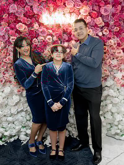 ಇನ್ನು, ಒಂದೇ ಫ್ರೇಮ್‌ನಲ್ಲಿ ಮುದ್ದಾದ ಕುಟುಂಬವನ್ನು ನೋಡಿದ ಅಭಿಮಾನಿಗಳು ಸಾಮಾಜಿಕ ಮಾಧ್ಯಮದಲ್ಲಿ ಕಮೆಂಟ್‌ಗಳ ಮೂಲಕ ಶುಭ ಹಾರೈಸಿದ್ದಾರೆ. 