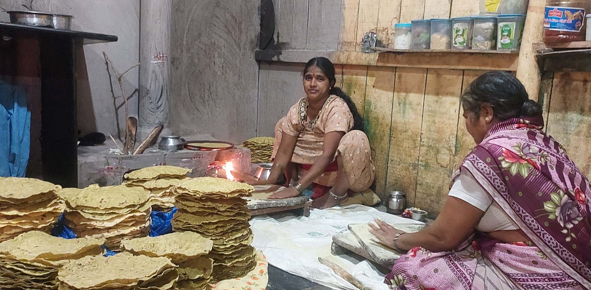 ರೊಟ್ಟಿ ತಟ್ಟಿ ಸ್ವಾವಲಂಬನೆ ಬದುಕು: ಸಂಕ್ರಮಣಕ್ಕೆ ಖಡಕ್‌ ರೊಟ್ಟಿಗಳ ಅಬ್ಬರ