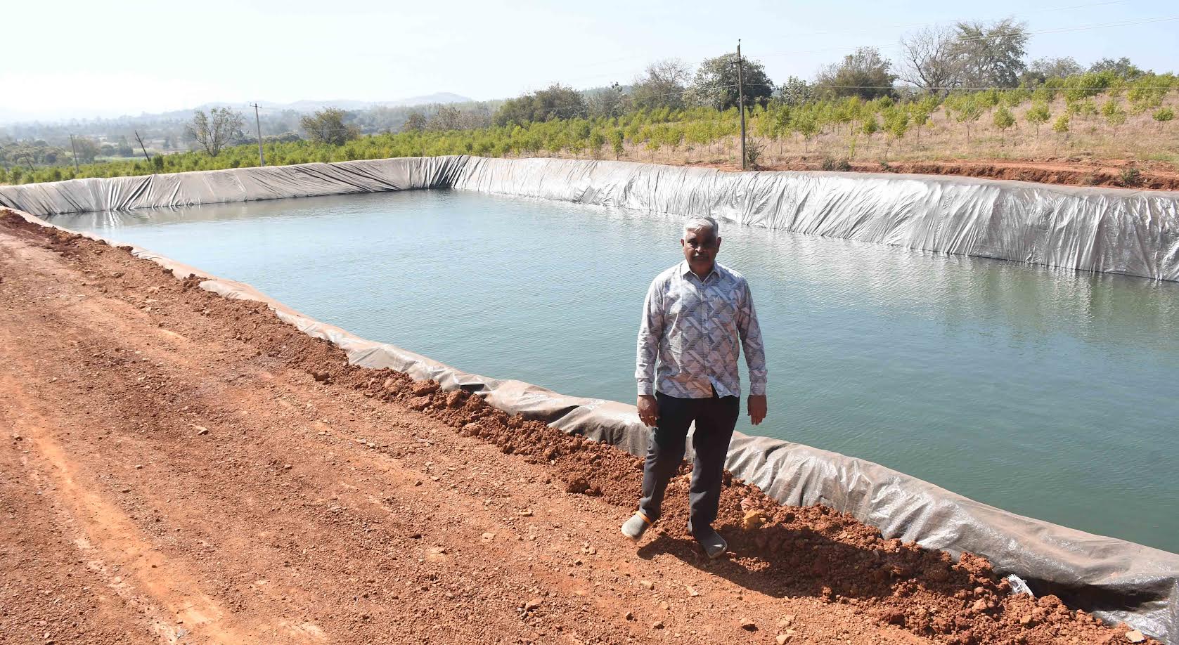 ಧಾರವಾಡ ತಾಲ್ಲೂಕಿನ ವೆಂಕಟಾಪುರ ಸಮೀಪ ಶ್ರೀಗಂಧ ಗಿಡಗಳನ್ನು ಬೆಳೆದಿರುವ ಜಮೀನಿನಲ್ಲಿ ನಿರ್ಮಿಸಿರುವ ಕೃಷಿ ಹೊಂಡ 