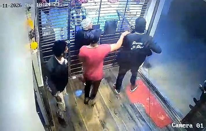 ನಂದಗುಡಿ: ಬಂದೂಕು ಹಿಡಿದು ಮದ್ಯ ಸಾಲ ಕೇಳಿದ ಕುಡುಕರು!