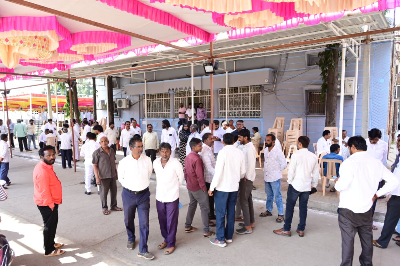 ಭೀಮಣ್ಣ ಖಂಡ್ರೆಯವರ ಆರೋಗ್ಯದ ಕುರಿತು ತಿಳಿಯಲು ಅವರ ಭಾಲ್ಕಿಯ ಮನೆ ಎದುರು ಮಂಗಳವಾರ ಸೇರಿದ್ದ ಜನ