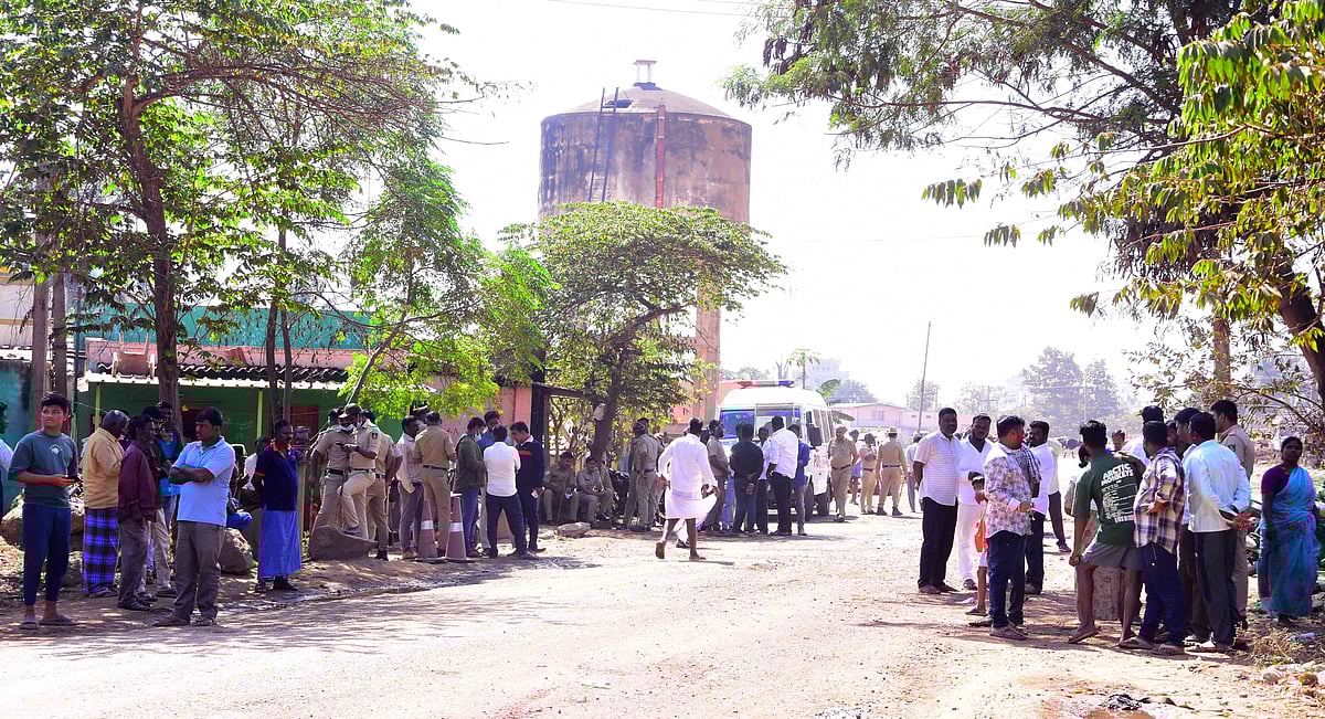 ಕವಾಡಿಗರಹಟ್ಟಿಯಲ್ಲಿ ಜೆಸಿಬಿಗಳ ಘರ್ಜನೆ: ರಸ್ತೆ ತಡೆ ನಡೆಸಿ ಪ್ರತಿಭಟನೆ