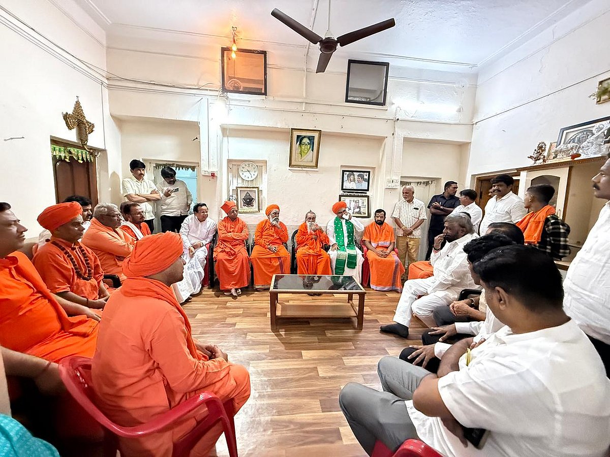 ಭಾಲ್ಕಿ: ಭೀಮಣ್ಣ ಖಂಡ್ರೆ ನಿವಾಸಕ್ಕೆ ಮಠಾಧೀಶರು, ಗಣ್ಯರ ದಂಡು