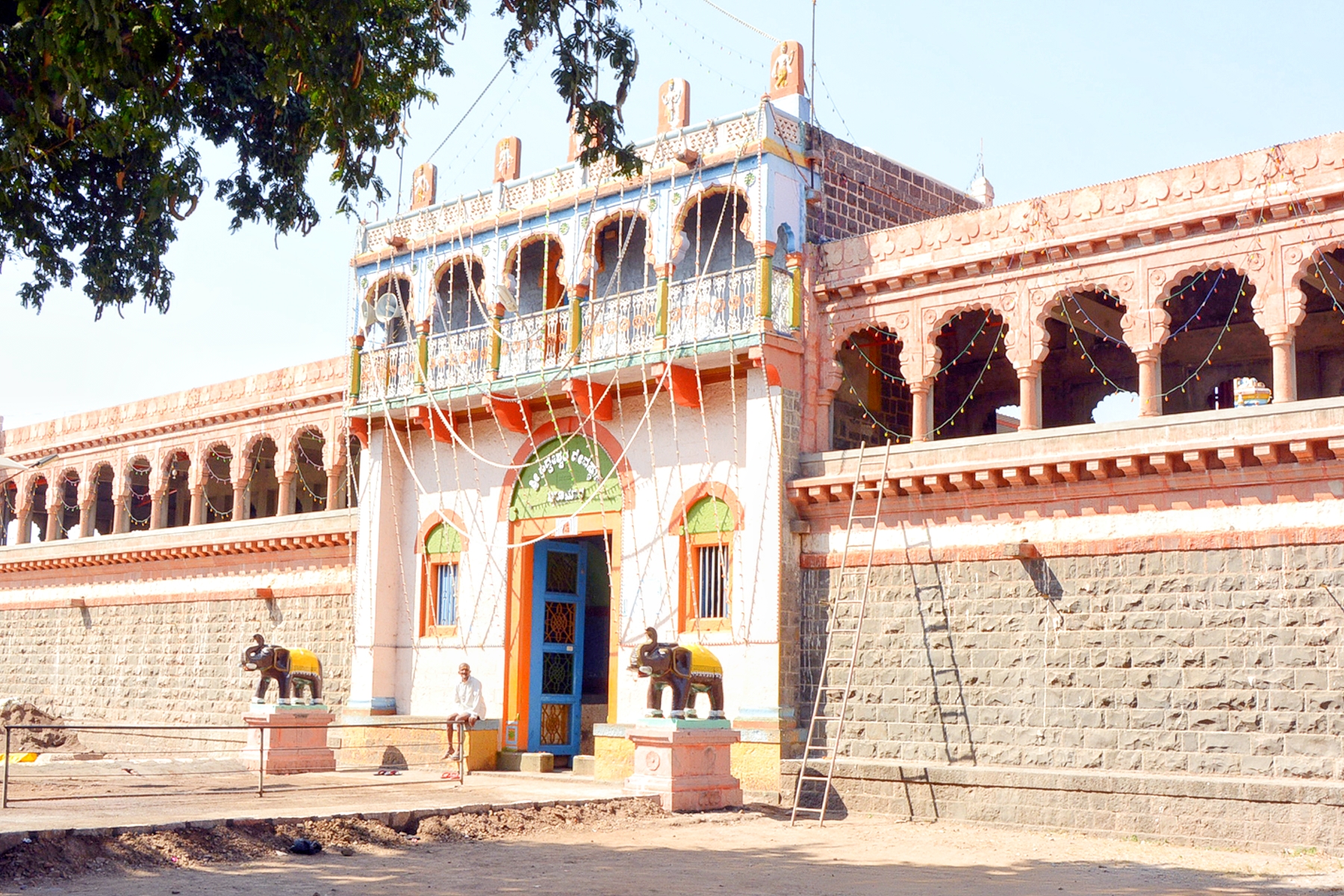 ಐನಾಪೂರ ಪಟ್ಟಣದ ಸಿದ್ದೇಶ್ವರ ದೇವಸ್ಥಾನ