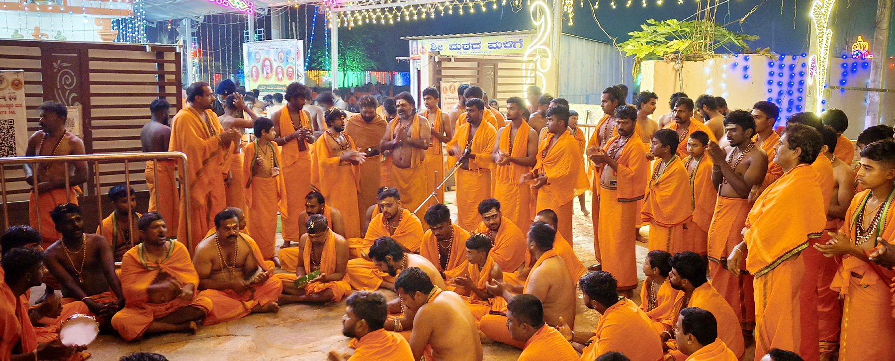 ಹಿರೀಸಾವೆ ಹೋಬಳಿಯ ಕಬ್ಬಳಿಯ ದೇವಸ್ಥಾನದಲ್ಲಿ ಬಸವ ಮಾಲಾಧಾರಿಗಳು ಭಕ್ತಿ ಭಾವದಿಂದ ಬಸವೇಶ್ವರ ಸ್ವಾಮಿಯ ಭಜನೆ ಮಾಡಿದರು.