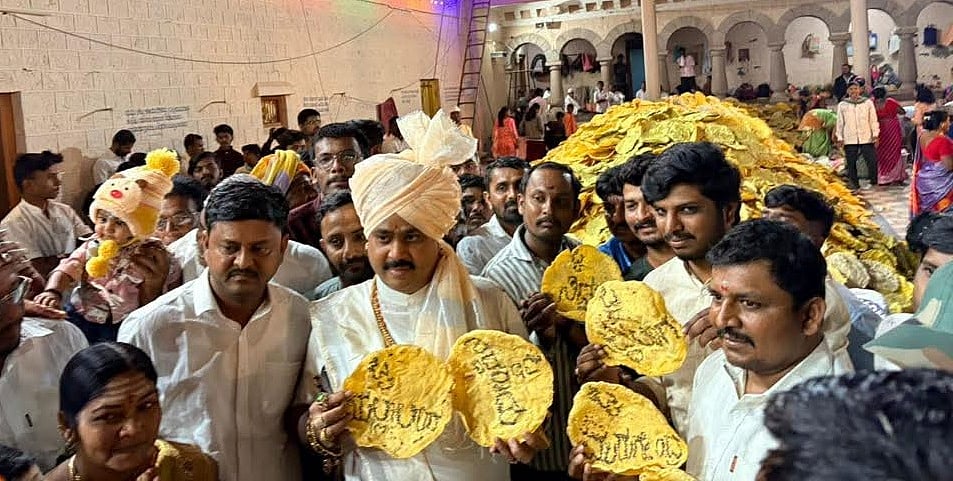 ಮುಗಳಖೋಡ:  ಭಕ್ತರಿಂದ ಮಠಕ್ಕೆ ರೊಟ್ಟಿ ಬುತ್ತಿಗಳ ಅರ್ಪಣೆ