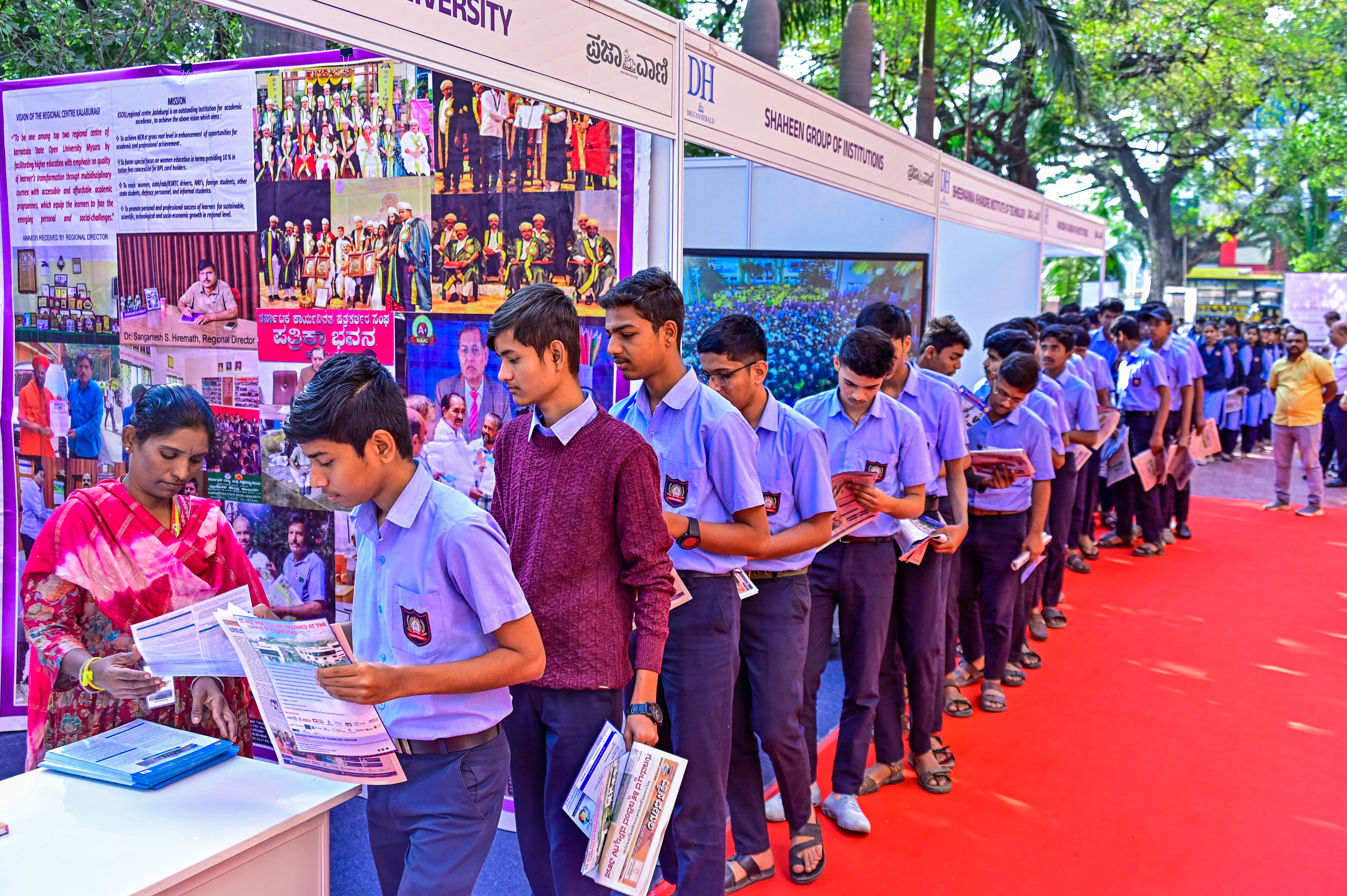 ‘ಜ್ಞಾನ ದೇಗುಲ’ ಶೈಕ್ಷಣಿಕ ಮೇಳದಲ್ಲಿ ವಿವಿಧ ಮಳಿಗೆಗಳಿಗೆ ಭೇಟಿ ನೀಡಿದ ವಿದ್ಯಾರ್ಥಿಗಳು
