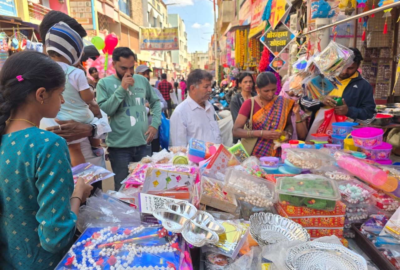 ಮಕರ ಸಂಕ್ರಾಂತಿ ಅಂಗವಾಗಿ ಬೆಳಗಾವಿಯ ಮಾರುಕಟ್ಟೆಯಲ್ಲಿ ಮಂಗಳವಾರ ಜನ ಸಾಮಗ್ರಿಗಳನ್ನು ಖರೀದಿಸಿದರು  ಪ್ರಜಾವಾಣಿ ಚಿತ್ರ