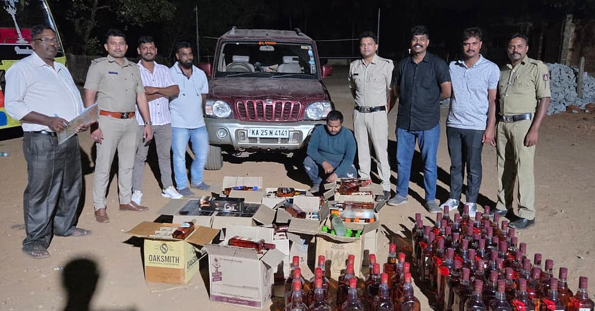 ಕಾರವಾರ: ಅಕ್ರಮವಾಗಿ ಸಾಗಿಸುತ್ತಿದ್ದ ₹1.26 ಲಕ್ಷ ಮೌಲ್ಯದ ಗೋವಾ ಮದ್ಯ ವಶ