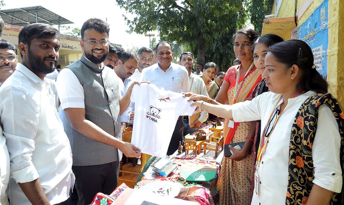 ರಾಮದುರ್ಗ| ಕಾಯಕ ಗ್ರಾಮ ಬನ್ನೂರಿಗೆ ಸಿಇಒ ಭೇಟಿ