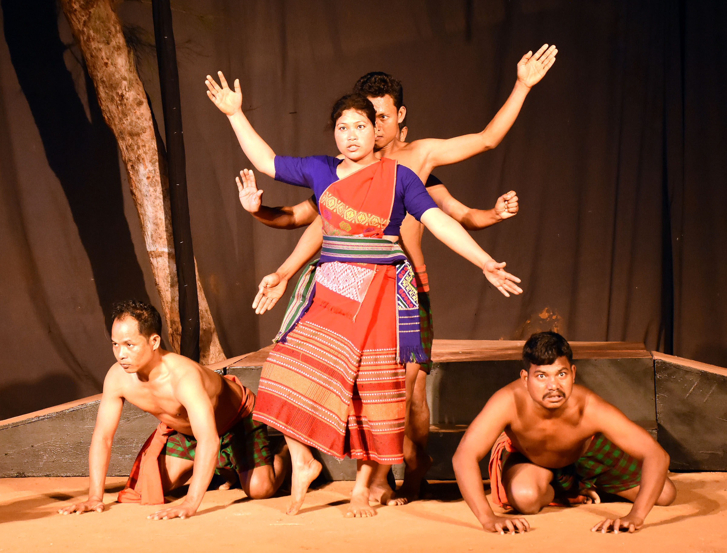 ಅಸ್ಸಾಂನ ಬದುಂಗ್‌ದುಪ್ಪ ಕಲಾಕೇಂದ್ರದ ಕಲಾವಿದರು ಅಭಿನಯಿಸಿದ ‘ದದನ್‌ರಾಜಾ’ ನಾಟಕದ ದೃಶ್ಯ 