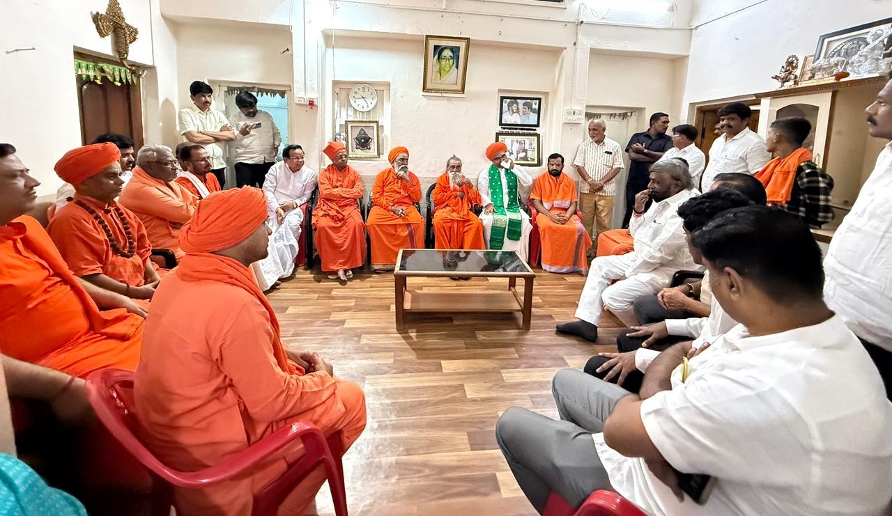 ವಿವಿಧ ಮಠಾಧೀಶರು ಮುಖಂಡರು ಭಾಲ್ಕಿಯಲ್ಲಿರುವ ಭೀಮಣ್ಣ ಖಂಡ್ರೆಯವರ ನಿವಾಸಕ್ಕೆ ಮಂಗಳವಾರ ಭೇಟಿ ಕೊಟ್ಟು ಅವರ ಯೋಗಕ್ಷೇಮ ವಿಚಾರಿಸಿದರು