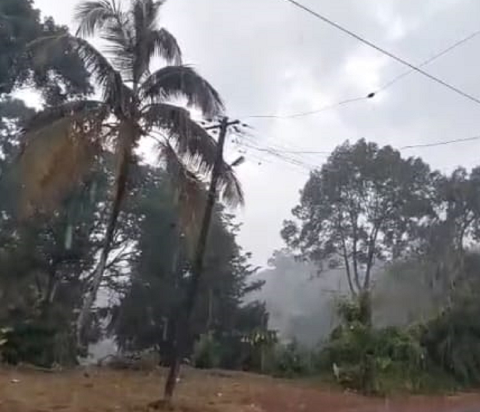 ಚೆಯ್ಯಂಡಾಣೆ ಗ್ರಾಮದಲ್ಲಿ ಮಂಗಳವಾರ ಮಳೆ ಸುರಿಯಿತು