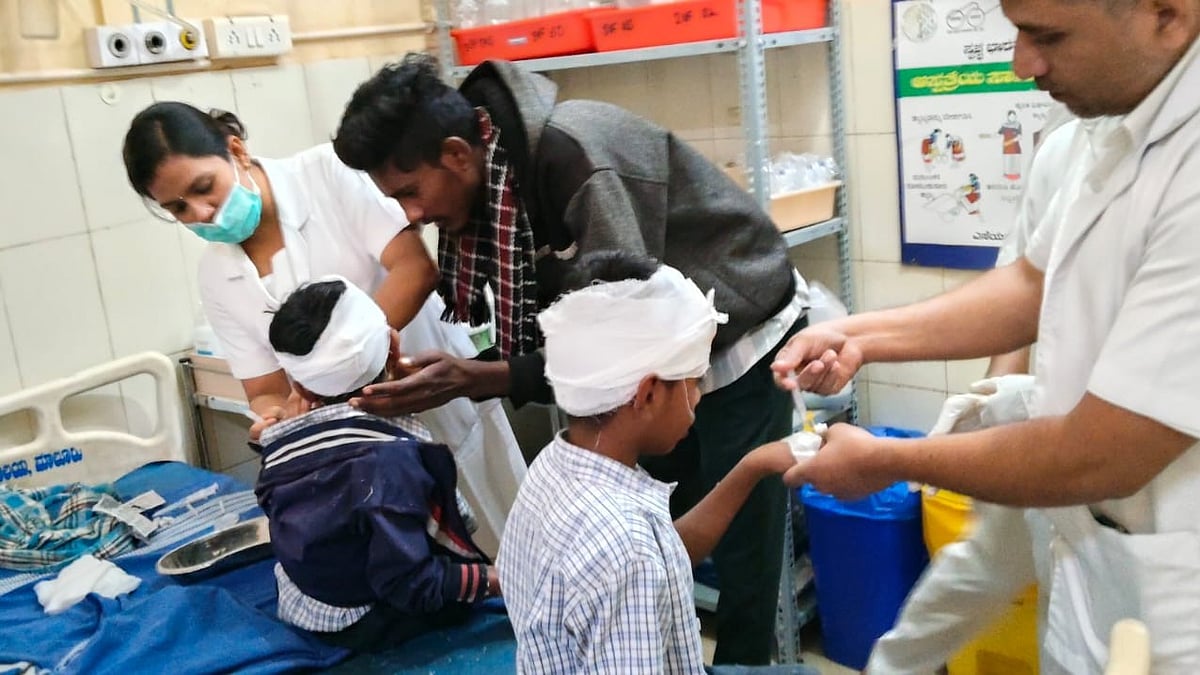 ಮಾಲೂರು | ಚಾಲಕನ ನಿಯಂತ್ರಣ ತಪ್ಪಿ ಶಾಲಾ ಬಸ್‌ ಪಲ್ಟಿ: ಐದು ಮಕ್ಕಳಿಗೆ ಗಾಯ