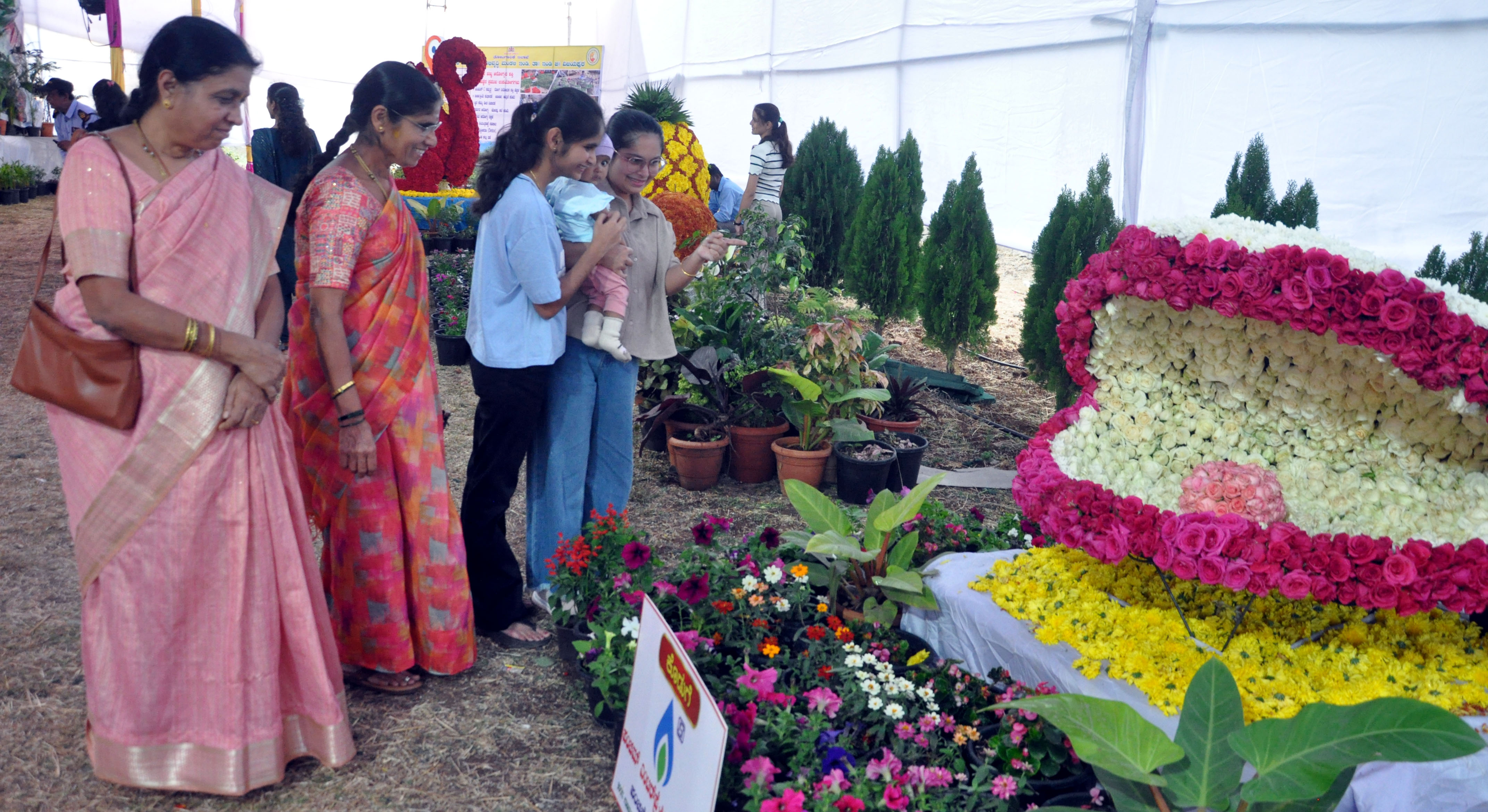ವಿಜಯಪುರ ನಗರದ ತೋಟಗಾರಿಕೆ ಇಲಾಖೆಯ ಬಸವವನ ಆವರಣದಲ್ಲಿ ಆರಂಭವಾಗಿರುವ ಫಲಪುಷ್ಪ ಪ್ರದರ್ಶನವನ್ನು ಸಾರ್ವಜನಿಕರು ಕುತೂಹಲದಿಂದ ವೀಕ್ಷಿಸಿದರು  –ಪ್ರಜಾವಾಣಿ ಚಿತ್ರ 