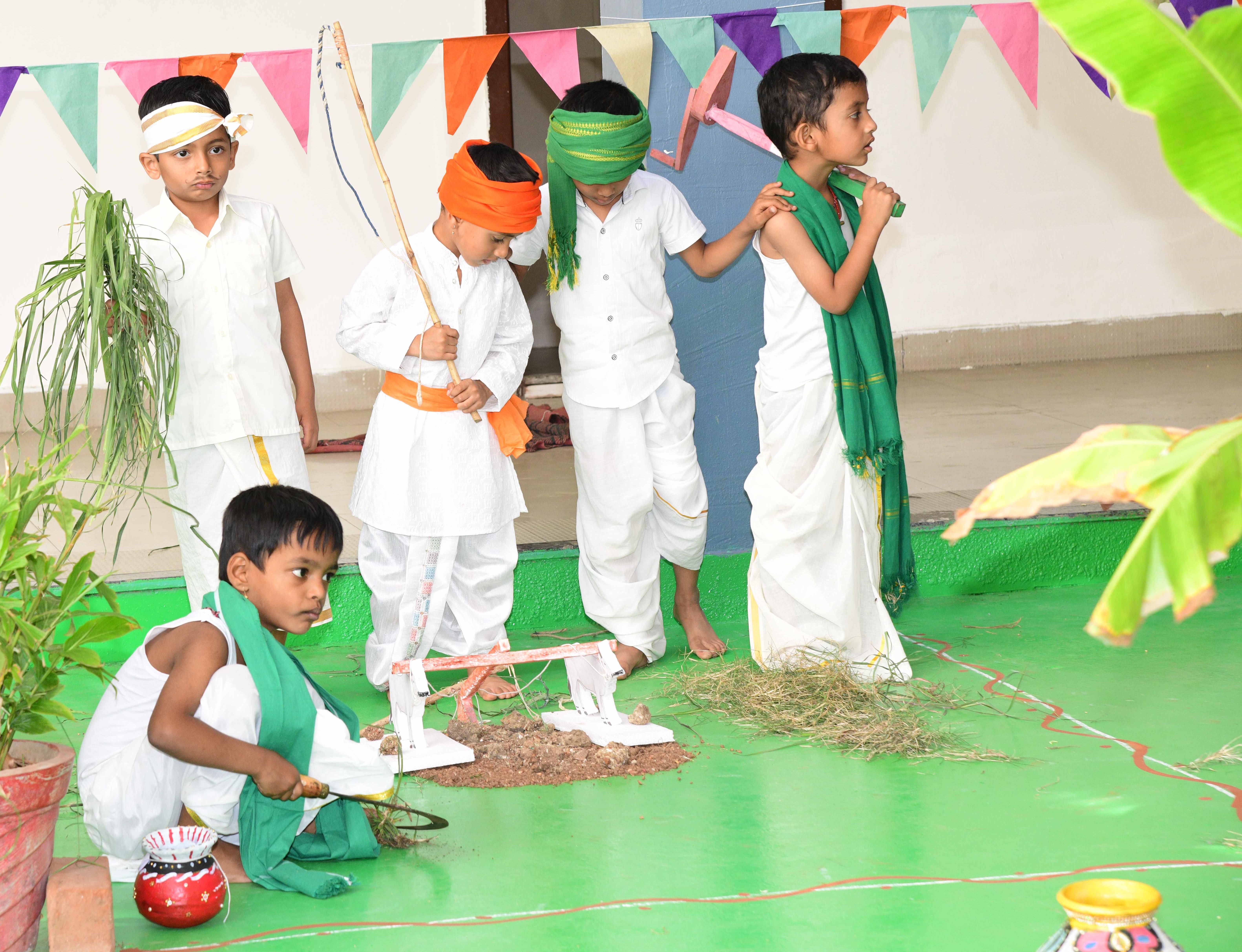 ದಾವಣಗೆರೆಯ ಬನಶಂಕರಿ ಶಾಮನೂರು ಬಡಾವಣೆಯ ಮಯೂರ್ ಗ್ಲೋಬಲ್ ಶಾಲೆಯಲ್ಲಿ ಮಂಗಳವಾರ ಸಂಕ್ರಾಂತಿ ಸಂಭ್ರಮದಲ್ಲಿ ಗಮನ ಸೆಳೆದ ವಿದ್ಯಾರ್ಥಿಗಳು