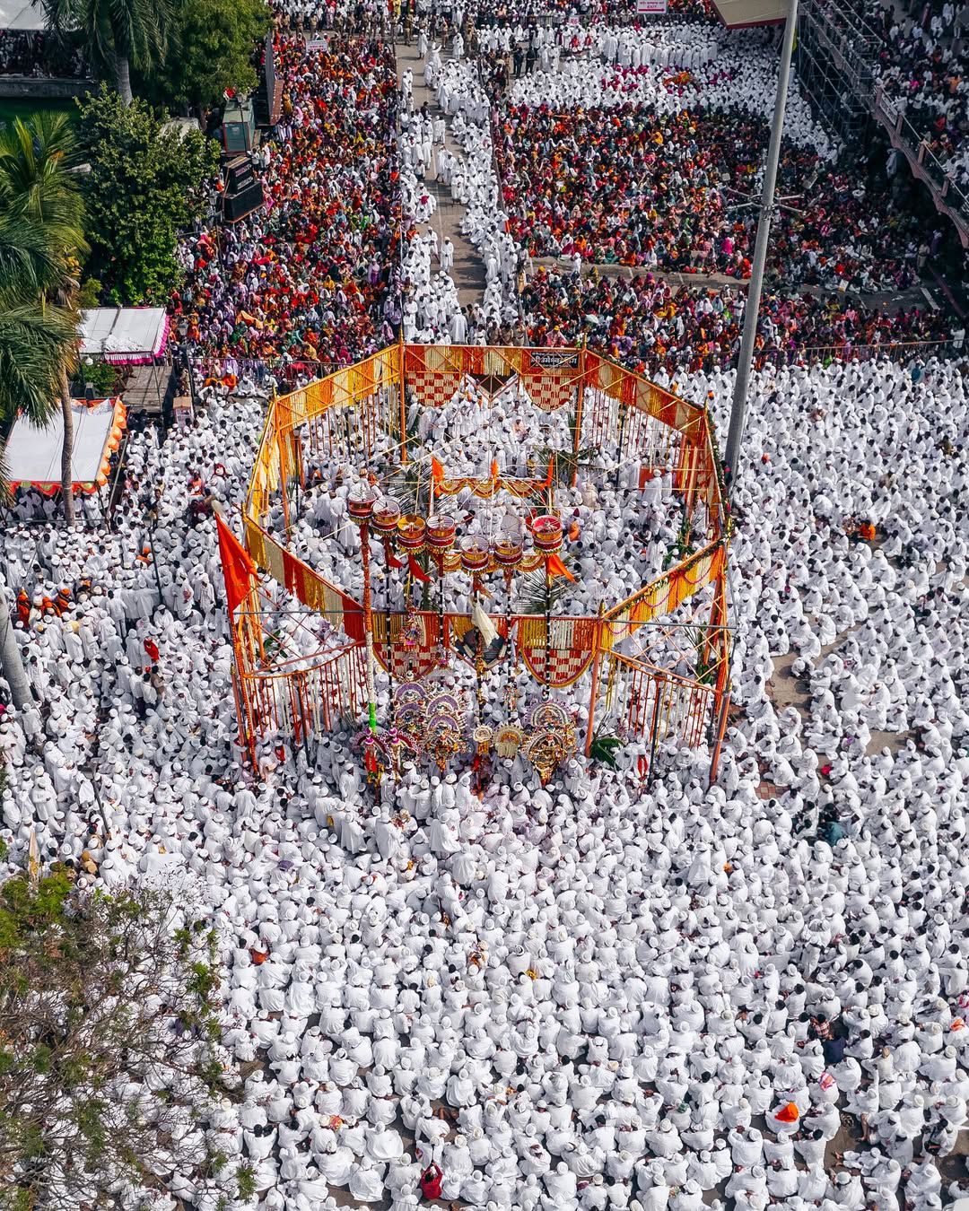 ಸೋಲಾಪುರದ ಸಿದ್ಧೇಶ್ವರ ಮಂದಿರ ಆವರಣದ ಸಮ್ಮತಿ ಕಟ್ಟೆಯಲ್ಲಿ ಮಂಗಳವಾರ ನಡೆದ ಶಿವಯೋಗಿ ಸಿದ್ಧೇಶ್ವರರ ಅಕ್ಷತಾ ಕಾರ್ಯಕ್ರಮದಲ್ಲಿ ಲಕ್ಷಾಂತರ ಭಕ್ತರು ಪಾಲ್ಗೊಂಡಿದ್ದರು