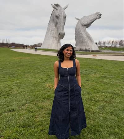 ನ್ಯೂಯಾರ್ಕ್ ‘ಪಾರ್ಸನ್ಸ್ ಸ್ಕೂಲ್ ಆಫ್ ಡಿಸೈನ್ - ದಿ ನ್ಯೂ ಸ್ಕೂಲ್’ನಲ್ಲಿ ಪದವಿ ಶಿಕ್ಷಣ ಪಡೆದಿರುವ ಧೃತಿ ರಾಜ್‌ಕುಮಾರ್ ಸದ್ಯ ಯುಕೆ ಪ್ರವಾಸದಲ್ಲಿದ್ದಾರೆ. ವಿಶೇಷ ಏನೆಂದರೆ ಈ ಹಿಂದೆ ಪುನೀತ್ ರಾಜ್‌ಕುಮಾರ್‌ ಅವರು ತಮ್ಮ ‘ಅಂಜನಿಪುತ್ರ’ ಸಿನಿಮಾದ ಮಗರಿಯಾ ಹಾಡನ್ನು ದಿ ಕೆಲ್ಪೀಸ್ ಮುಂದೆ ಚಿತ್ರೀಕರಿಸಿದ್ದರು. 