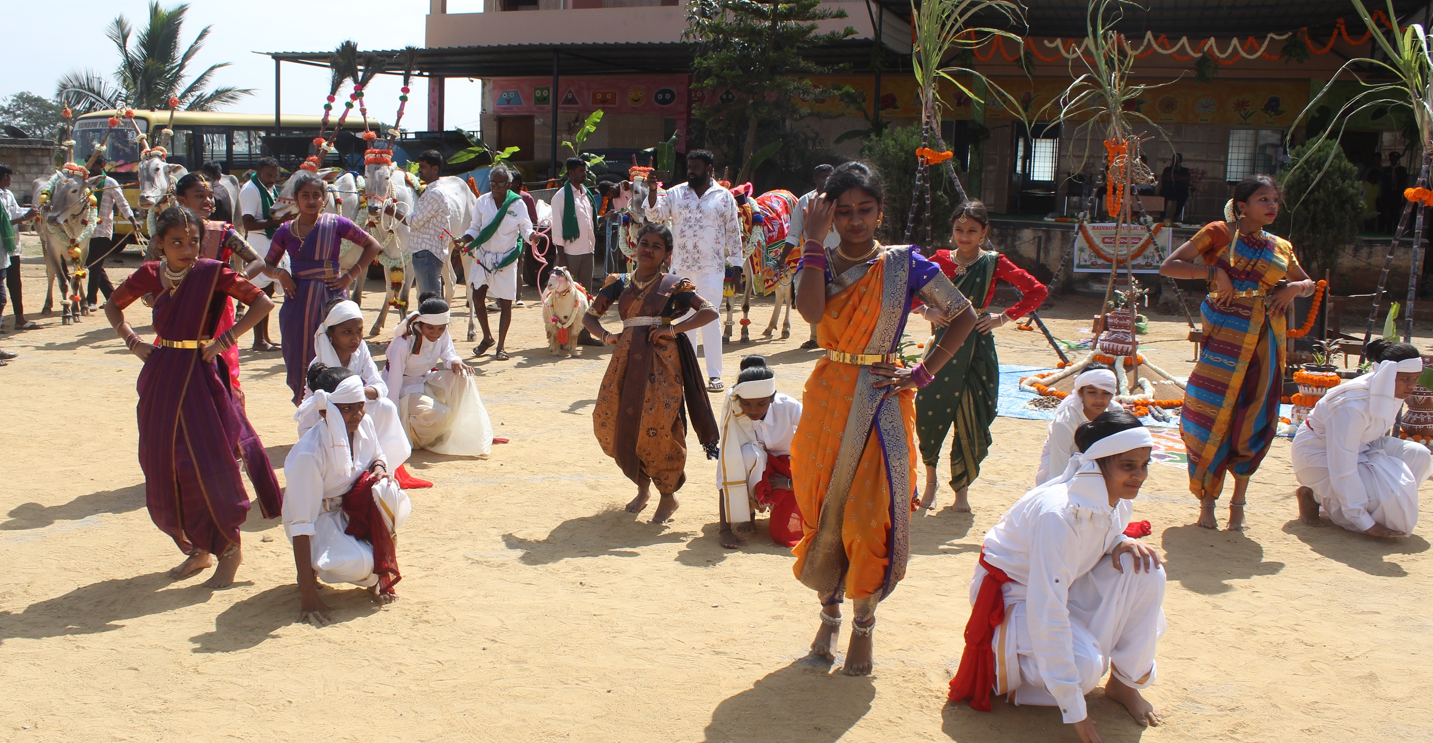 ಸಂಕ್ರಾಂತಿ ಸುಗ್ಗಿ ಸಂಭ್ರಮದಲ್ಲಿ ವಿದ್ಯಾರ್ಥಿಗಳು ಆಕರ್ಷಕ ನೃತ್ಯ