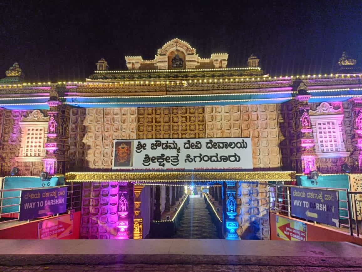 ಜಾತ್ರೆಯ ಅಂಗವಾಗಿ ಮುಖಮಂಟಪ ಅಲಂಕಾರ ಮಾಡಿರುವುದು
