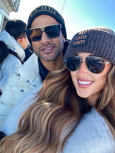 ‘ನಗೆಯಿಂದ..ಕನಸುಗಳವರೆಗೆ. ನಮ್ಮ ನಿಶ್ಚಿತಾರ್ಥಕ್ಕೆ ಶುಭಕೋರಿ ಆಶೀರ್ವದಿಸಿದವರಿಗೆ ಕೃತಜ್ಞತೆ ಸಲ್ಲಿಸುತ್ತೇವೆ’ ಎಂಬ ಅಡಿಬರಹವನ್ನು ಬರೆದುಕೊಂಡಿದ್ದಾರೆ.