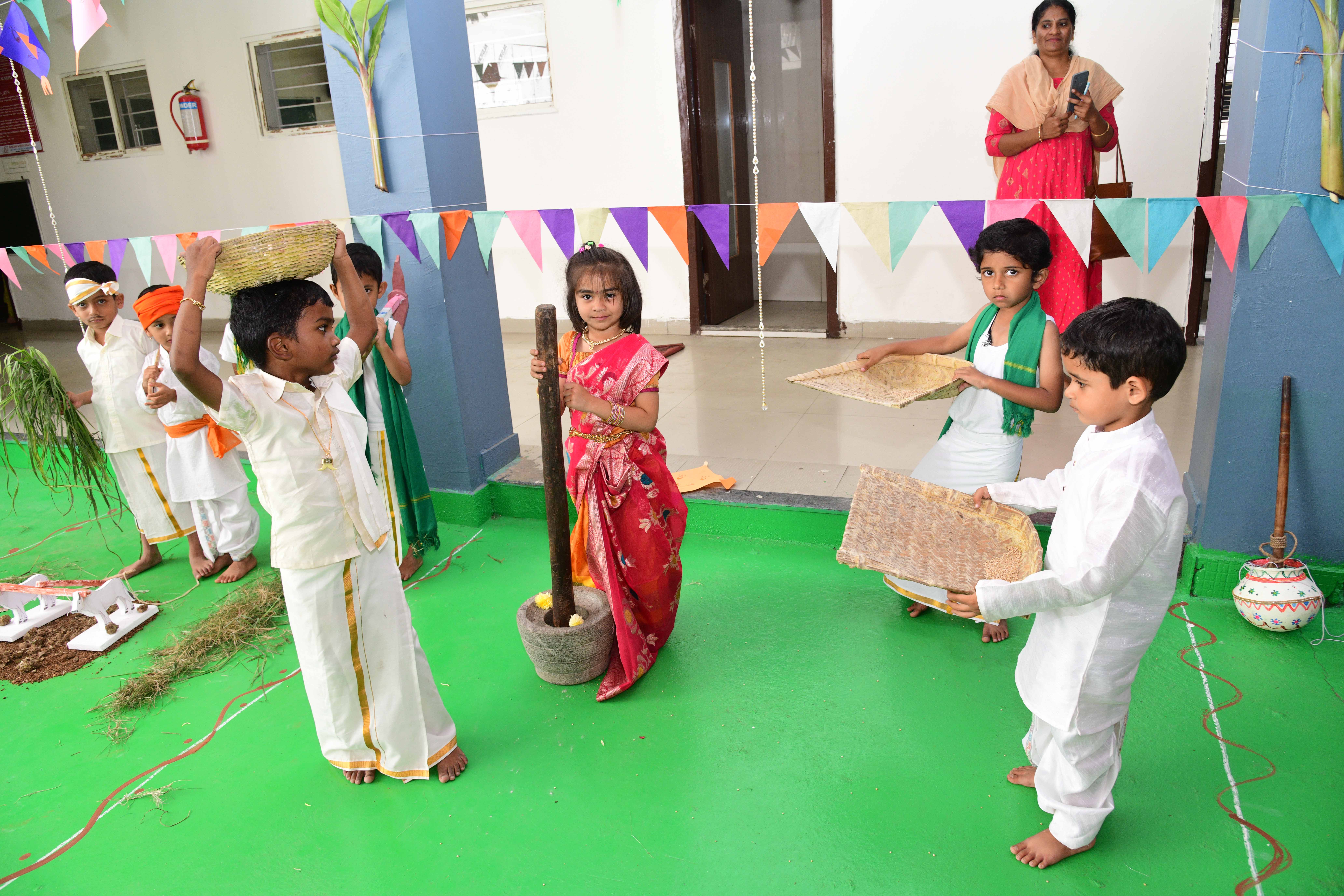 ದಾವಣಗೆರೆಯ ಬನಶಂಕರಿ ಶಾಮನೂರು ಬಡಾವಣೆಯ ಮಯೂರ್ ಗ್ಲೋಬಲ್ ಶಾಲೆಯಲ್ಲಿ ಮಂಗಳವಾರ ಸಂಕ್ರಾಂತಿ ಸಂಭ್ರಮದಲ್ಲಿ ಗಮನ ಸೆಳೆದ ವಿದ್ಯಾರ್ಥಿಗಳು