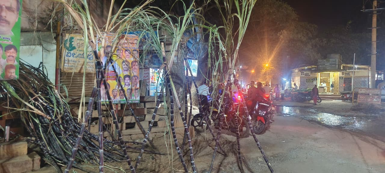 ವಿಜಯಪುರ ಪಟ್ಟಣದ ಶಿವಗಣೇಶ ಸರ್ಕಲ್‌ನಲ್ಲಿ ಕಬ್ಬು ಮಾರಾಟ