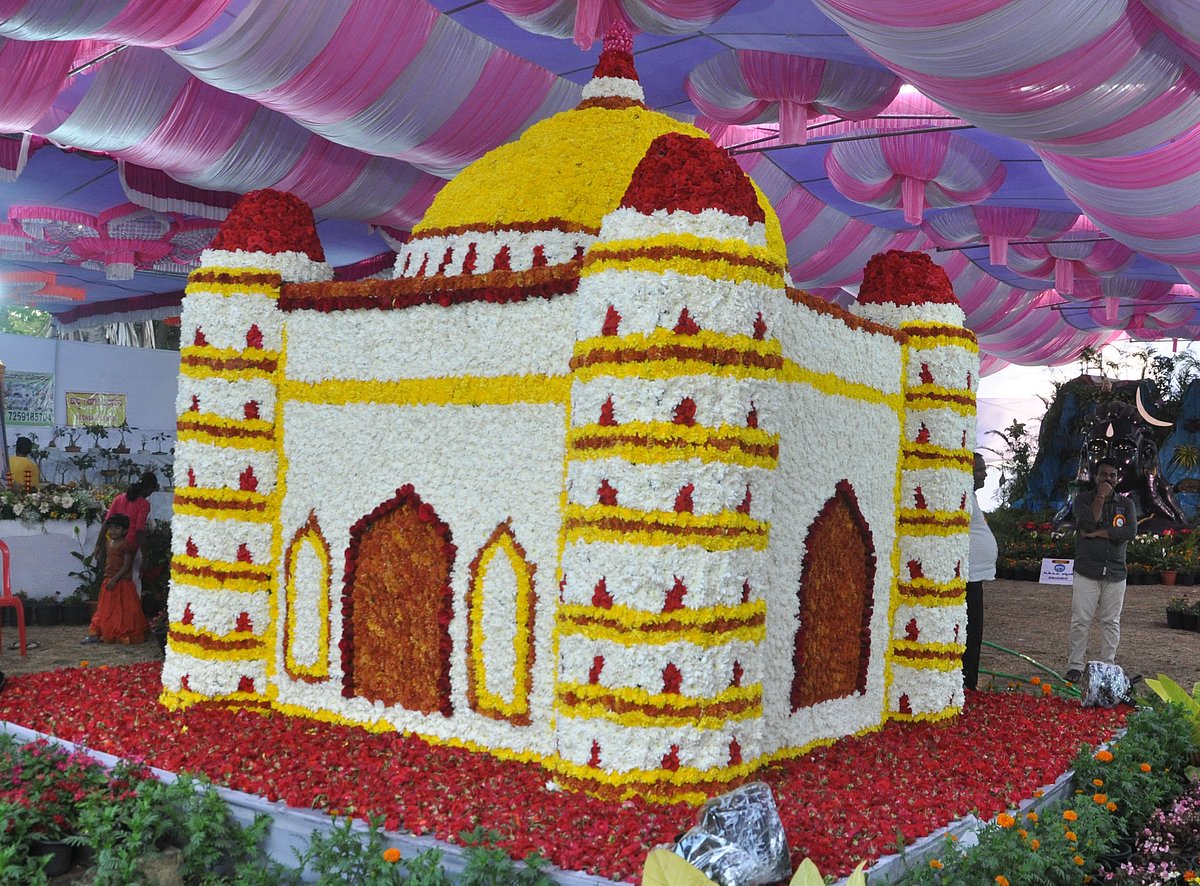 ವಿಜಯಪುರ: ಫಲ–ಪುಷ್ಪದಲ್ಲಿ ಅರಳಿದ ಮೋಹಕ ಕಲಾಕೃತಿ 