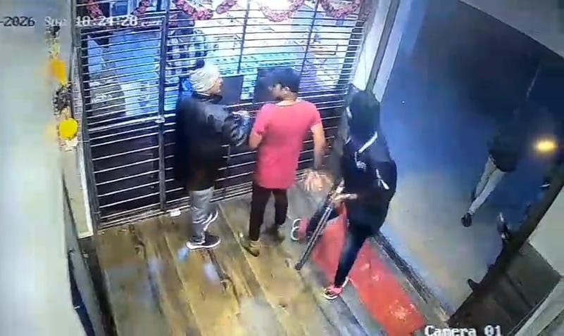 ಬಂಡಹಳ್ಳಿ ಗ್ರಾಮದಲ್ಲಿನ ಎಸ್‌ಎಸ್‌ವಿ ಬಾರ್‌ ನಲ್ಲಿ ನಾಡ ಬಂದೂಕಿನೊಂದಿಗೆ ಮದ್ಯದ ಅಂಗಡಿಗೆ ಪ್ರವೇಶಿಸುತ್ತಿರುವುದು ಸಿಸಿಟಿವಿಯಲ್ಲಿ ಸೆರೆಯಾಗಿರುವುದು