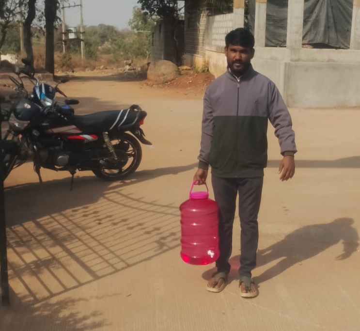 ದೇವರೆಡ್ಡರ ಸರ್ಕಾರಿ ಕಿರಿಯ ಪ್ರಾಥಮಿಕ ಶಾಲೆಗೆ ಶಿಕ್ಷಕರೇ ಕ್ಯಾನ್ ತಂದು ನೀರು ತರುತ್ತಿರುವುದು