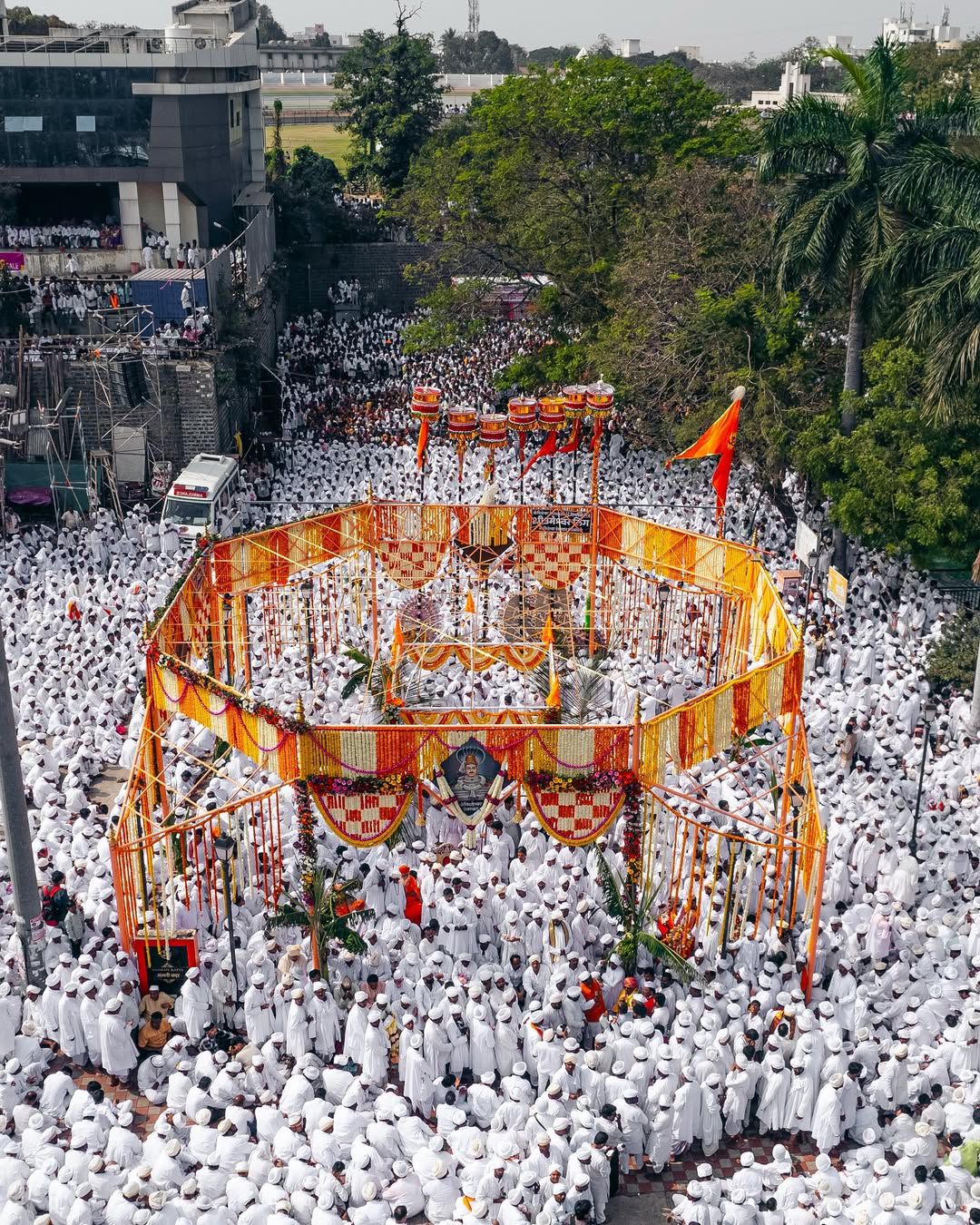 ಸೋಲಾಪುರದ ಸಿದ್ಧೇಶ್ವರ ಮಂದಿರ ಆವರಣದ ಸಮ್ಮತಿ ಕಟ್ಟೆಯಲ್ಲಿ ಮಂಗಳವಾರ ನಡೆದ ಶಿವಯೋಗಿ ಸಿದ್ಧೇಶ್ವರರ ಅಕ್ಷತಾ ಕಾರ್ಯಕ್ರಮದಲ್ಲಿ ಲಕ್ಷಾಂತರ ಭಕ್ತರು ಪಾಲ್ಗೊಂಡಿದ್ದರು