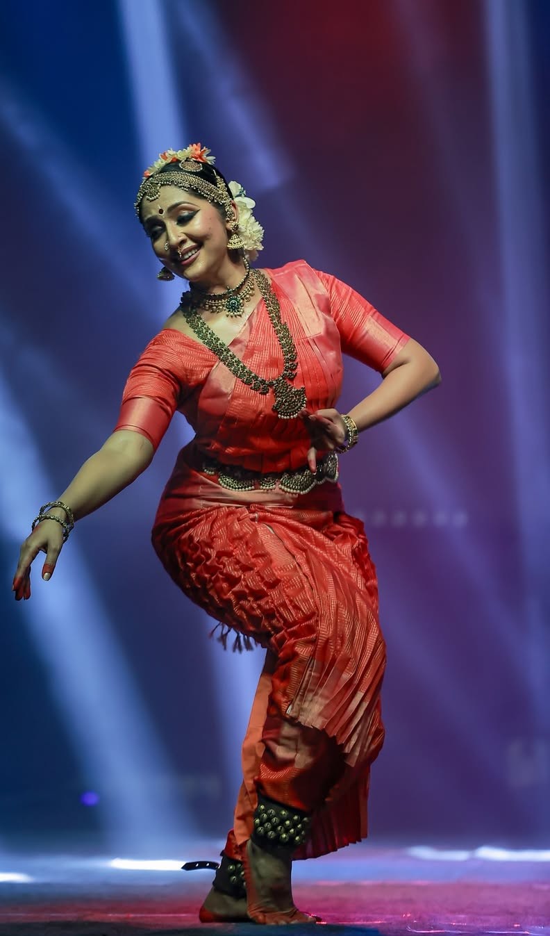 ನಟಿ ನವ್ಯಾ ನಾಯರ್ ಅವರು ಚಿತ್ರೀಕರಣದ ಬಿಡುವಿನ ವೇಳೆ ಭರತನಾಟ್ಯ ಕಾರ್ಯಕ್ರಮಗಳನ್ನು ನೀಡುತ್ತಿರುತ್ತಾರೆ.