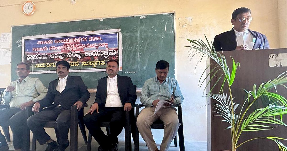 ಹಗರಿಬೊಮ್ಮನಹಳ್ಳಿ| ರಸ್ತೆ ಸುರಕ್ಷತೆ ಮಹತ್ವ ಅರಿಯಿರಿ: ವಕೀಲ ಎಚ್.ಆಂಜನೇಯ