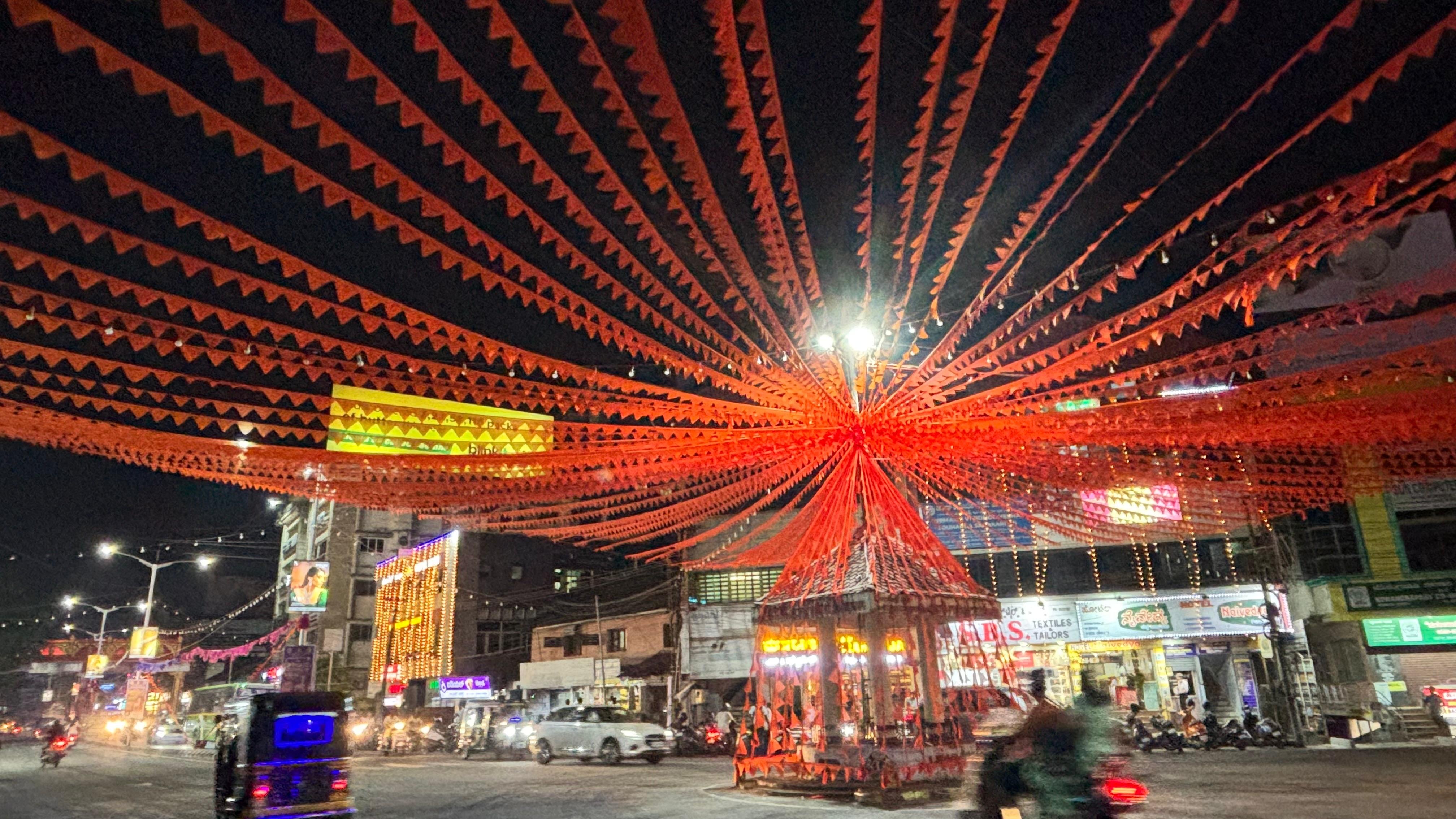 ನಗರದ ಜಂಕ್ಷನ್‌ವೊಂದರಲ್ಲಿ ತೋರಣಗಳ ಅಲಂಕಾರ