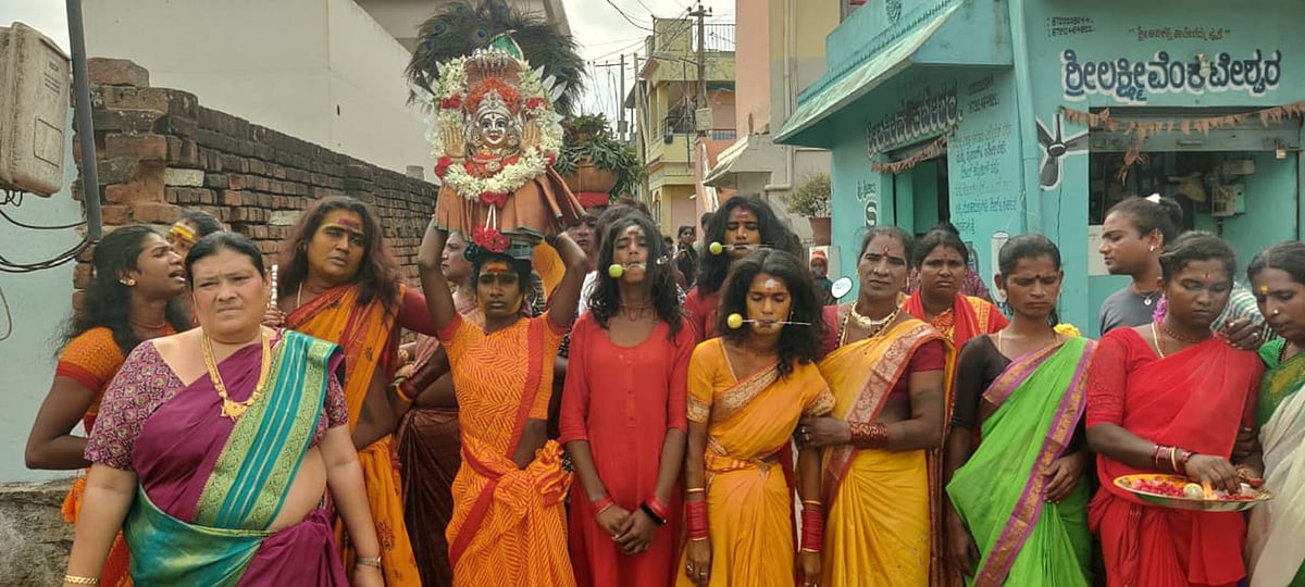 ಗಂಗಮ್ಮ ದೇವಿಗೆ ಪೂಜೆ ಸಲ್ಲಿಸಿದ ಲಿಂಗತ್ವ ಅಲ್ಪಸಂಖ್ಯಾತರು 