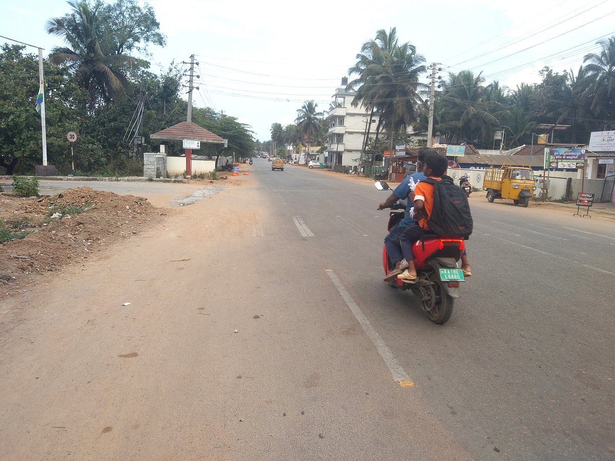 ನರಸಿಂಹರಾಜಪುರ: ಮುಖ್ಯರಸ್ತೆಗೆ ರಸ್ತೆ ವಿಭಜಕ ಅಳವಡಿಸಲು ಸಾರ್ವಜನಿಕರ ಆಗ್ರಹ