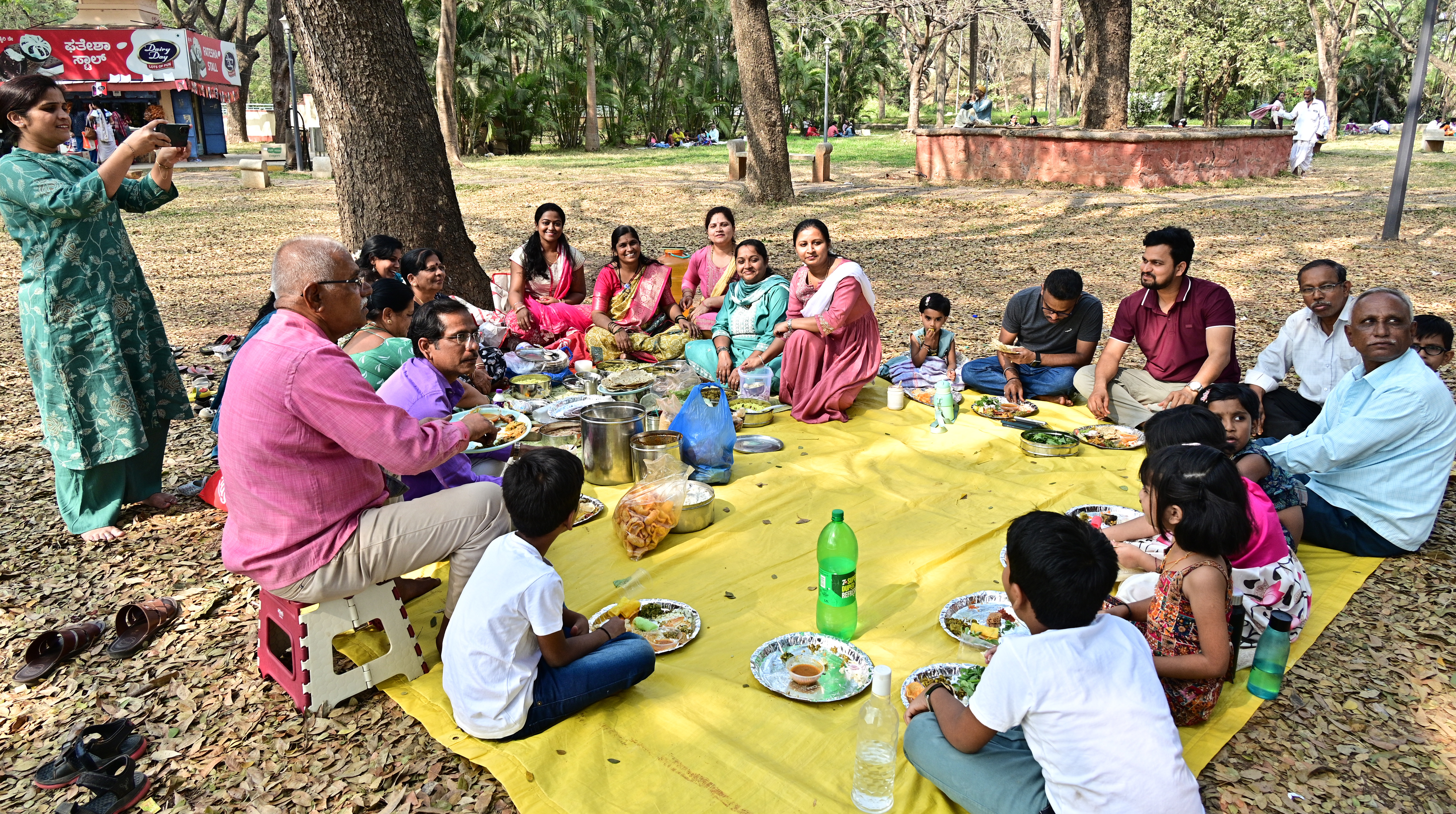 ಸಂಕ್ರಾಂತಿ ಹಬ್ಬದ ಅಂಗವಾಗಿ ಹುಬ್ಬಳ್ಳಿಯ ಇಂದಿರಾ ಗಾಜಿನ ಮನೆ ಉದ್ಯಾನದಲ್ಲಿ ಜನರು ಕುಟುಂಬ ಸದಸ್ಯರೊಂದಿಗೆ ಊಟ ಸವಿದರು