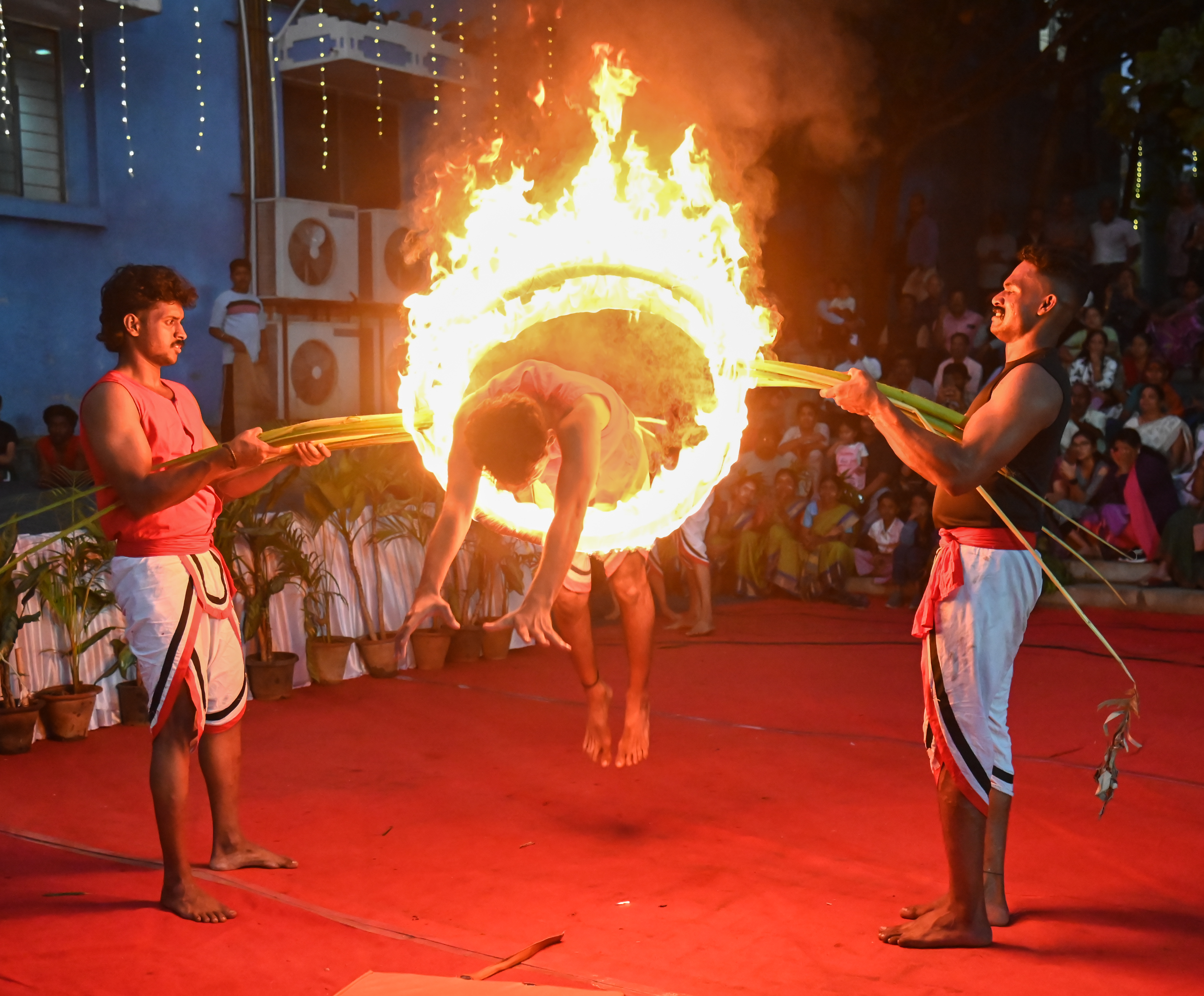 ಕಿಂದರಿಜೋಗಿ ಆವರಣದಲ್ಲಿ ನಡೆದ ‘ಜನಪದ ಉತ್ಸವ’ದಲ್ಲಿ ‘ಕಳರಿ ಪಯಟ್ಟು’ ಸಾಹಸ ಕಲೆ ಪ್ರದರ್ಶಿಸಿದ  ಕೇರಳದ ಥೈನೇರಿಯ ವೇಣುಗೋಪಾಲ್‌ ಮತ್ತು ತಂಡದ ಸದಸ್ಯರು ಬೆಂಕಿಯ ರಿಂಗ್‌ಗಳಲ್ಲಿ ಹುಲಿಯಂತೆ ಜಿಗಿದರು 