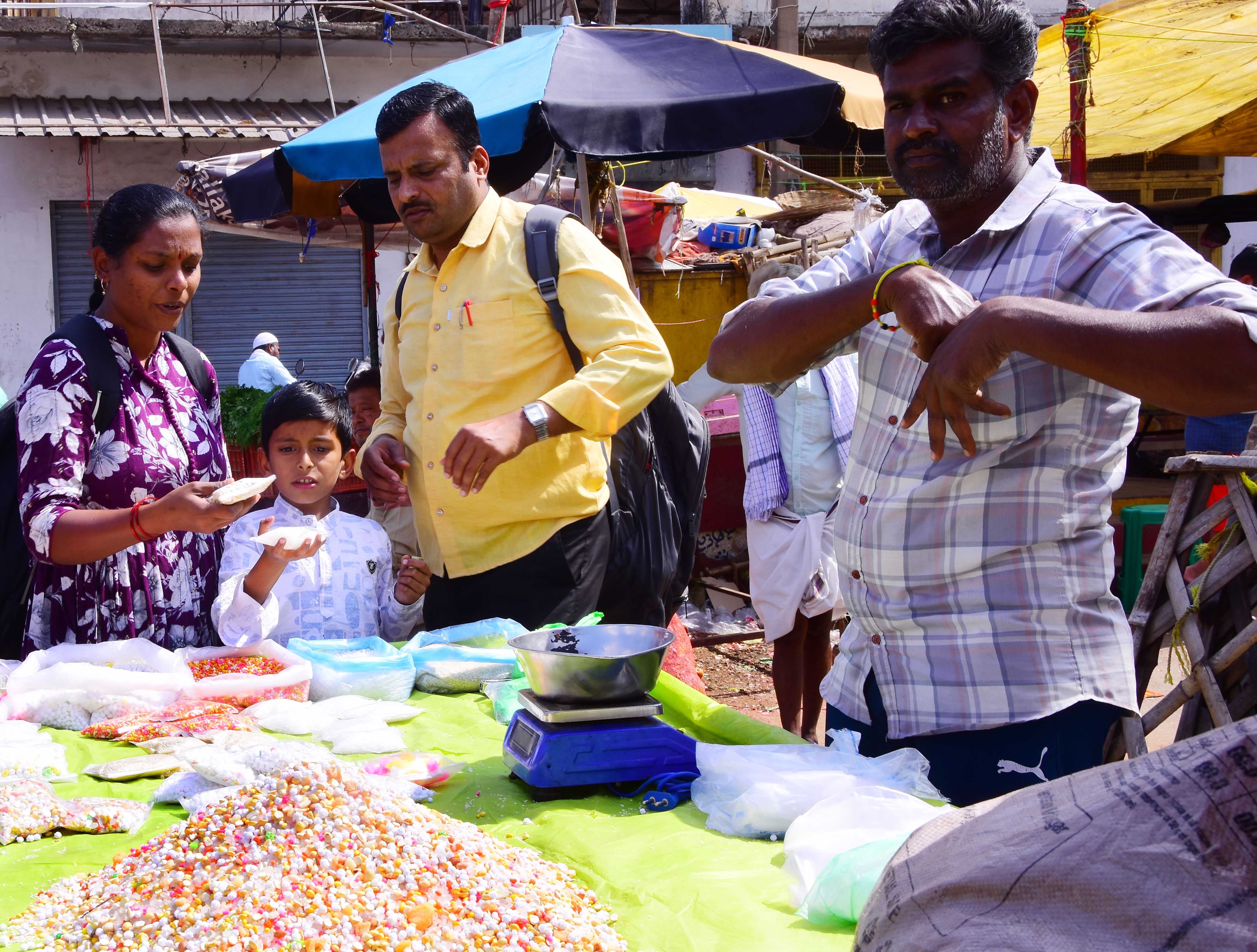 ಚಿತ್ರದುರ್ಗದ ಸಂತೆಹೊಂಡದ ರಸ್ತೆಯಲ್ಲಿ ಎಳ್ಳು ಬೆಲ್ಲ ಖರೀದಿಯಲ್ಲಿ ಮಗ್ನವಾದ ಕುಟುಂಬ
