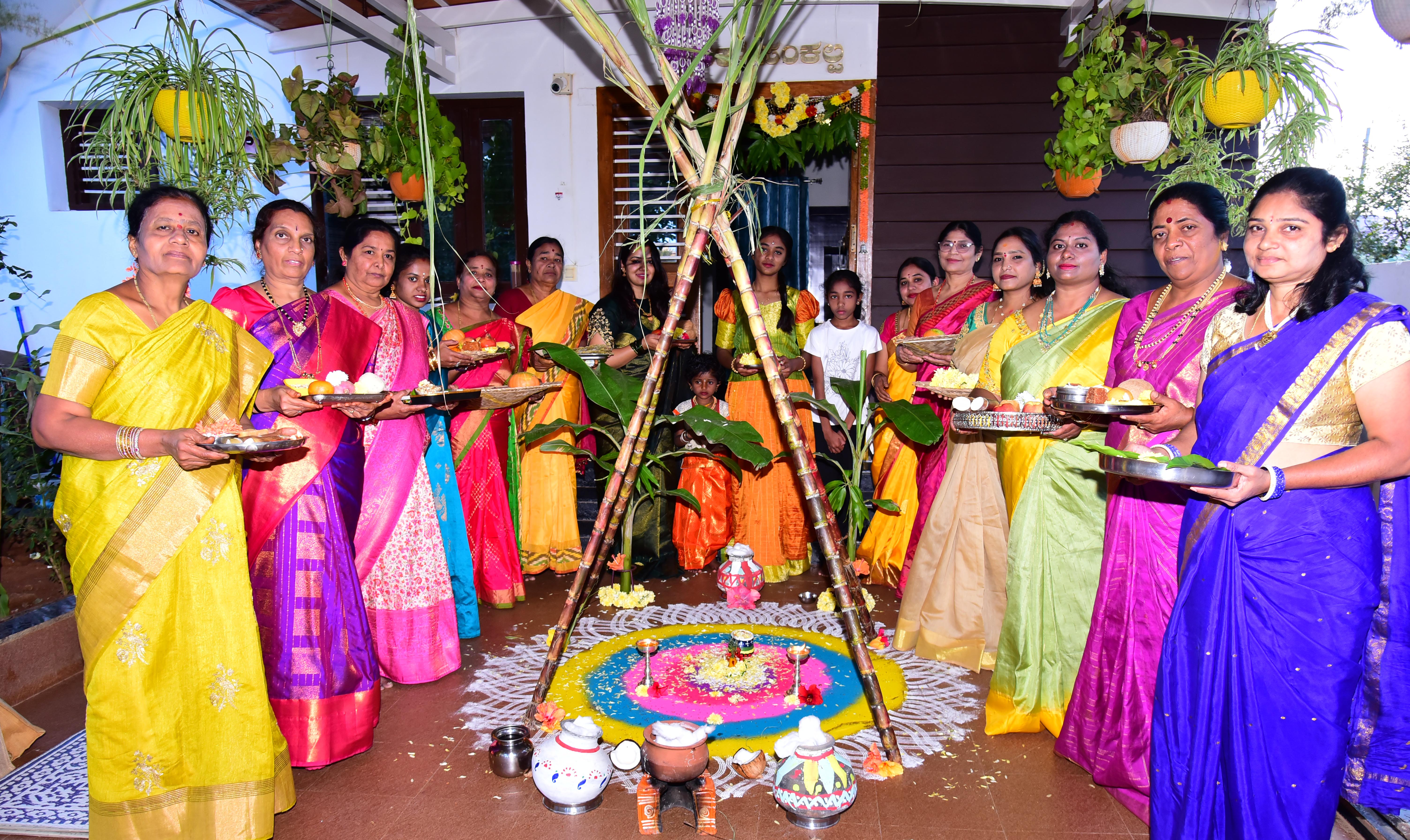 ಚಿತ್ರದುರ್ಗದ ಐಯುಡಿಪಿ ಬಡಾವಣೆ ಮಹಿಳೆಯರಿಂದ ಸಂಕ್ರಾಂತಿ ಸಂಭ್ರಮ
ಪ್ರಜಾವಾಣಿ ಚಿತ್ರ: ವಿ.ಚಂದ್ರಪ್ಪ