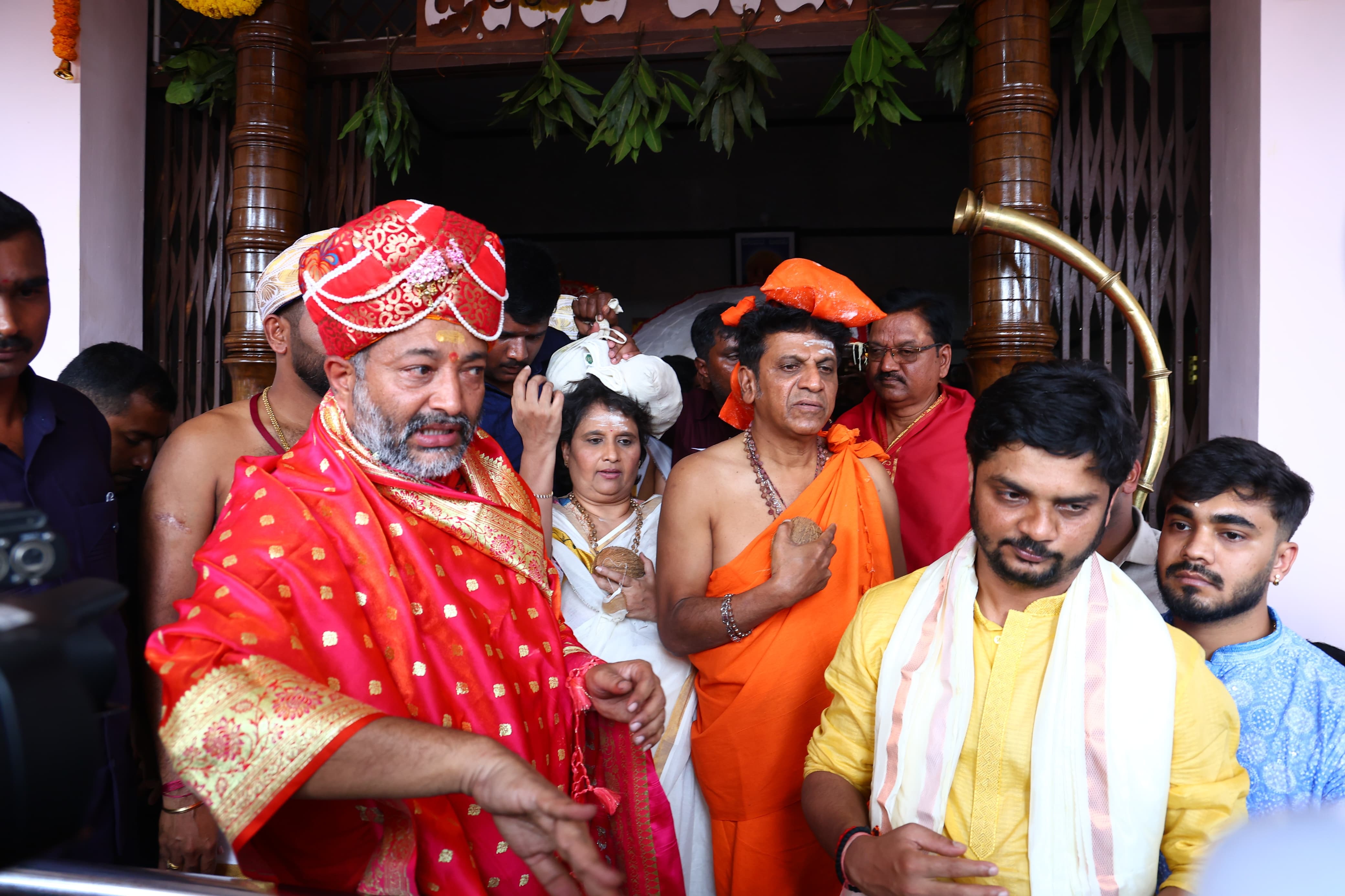 ನಟ ಶಿವರಾಜಕುಮಾರ್‌ ಗೀತಾ ದಂಪತಿ ವಿಶ್ವ ಸಂತೋಷ ಭಾರತಿ ಶ್ರೀಪಾದರು ಮತ್ತು ಅವಧೂತ ವಿನಯ್‌ ಗುರೂಜಿ ಆಶೀರ್ವಾದ ಪಡೆದರು