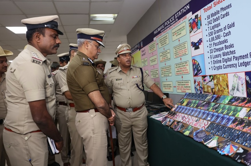 ಆರೋಪಿಗಳಿಂದ ವಶಕ್ಕೆ ಪಡೆದ ವಸ್ತುಗಳನ್ನು ಬೆಂಗಳೂರು ಪೊಲೀಸ್‌ ಕಮಿಷನರ್ ಸೀಮಾಂತ್‌ಕುಮಾರ್ ಸಿಂಗ್‌ ಅವರು ಪರಿಶೀಲಿಸಿದರು 
