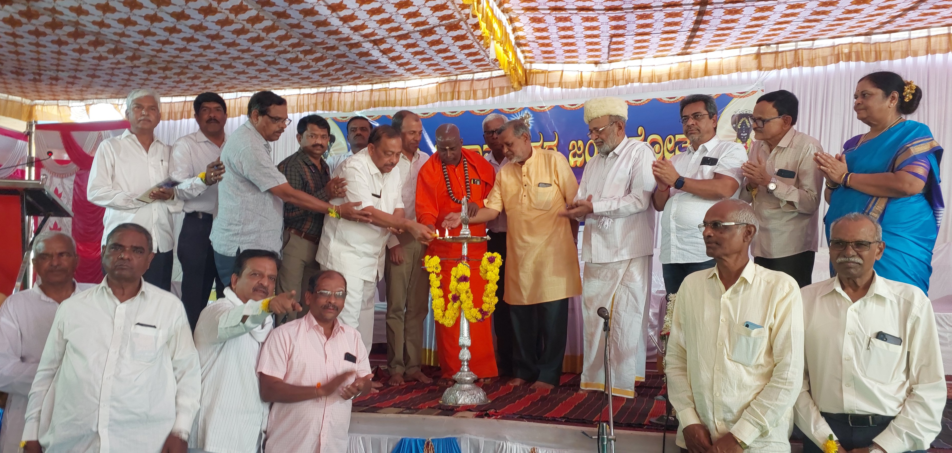 ಶಿವಮೊಗ್ಗದಲ್ಲಿ ಬುಧವಾರ ನೊಳಂಬ ಲಿಂಗಾಯತ ಸಮಾಜದಿಂದ ನಡೆದ ಗುರು ಸಿದ್ದರಾಮೇಶ್ವರರ ಜಯಂತಿ ಕಾರ್ಯಕ್ರಮವನ್ನು ಹೊನ್ನಾಳಿಯ ಮಾಜಿ ಶಾಸಕ ಡಾ.ಡಿ.ಬಿ.ಗಂಗಪ್ಪ ಉದ್ಘಾಟಿಸಿದರು