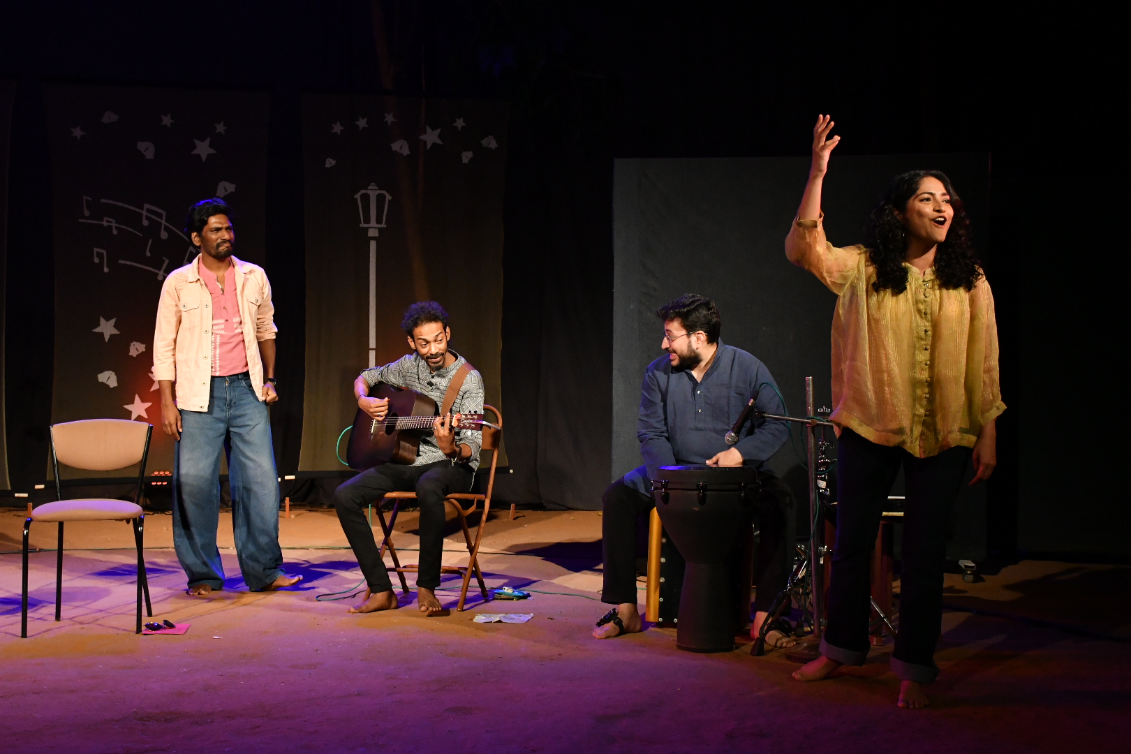 ವನರಂಗದಲ್ಲಿ ಮುಂಬೈನ ತಮಾಷಾ ಥಿಯೇಟರ್‌ ಕಲಾವಿದರು ಸಪನ್ ಸರನ್ ನಿರ್ದೇಶನದಲ್ಲಿ ‘ಸೇಮ್‌ ಟು ಸೇಮ್‌ ಬಟ್‌ ಡಿಫರೆಂಟ್‌’ ನಾಟಕ ಅಭಿನಯಿಸಿದರು