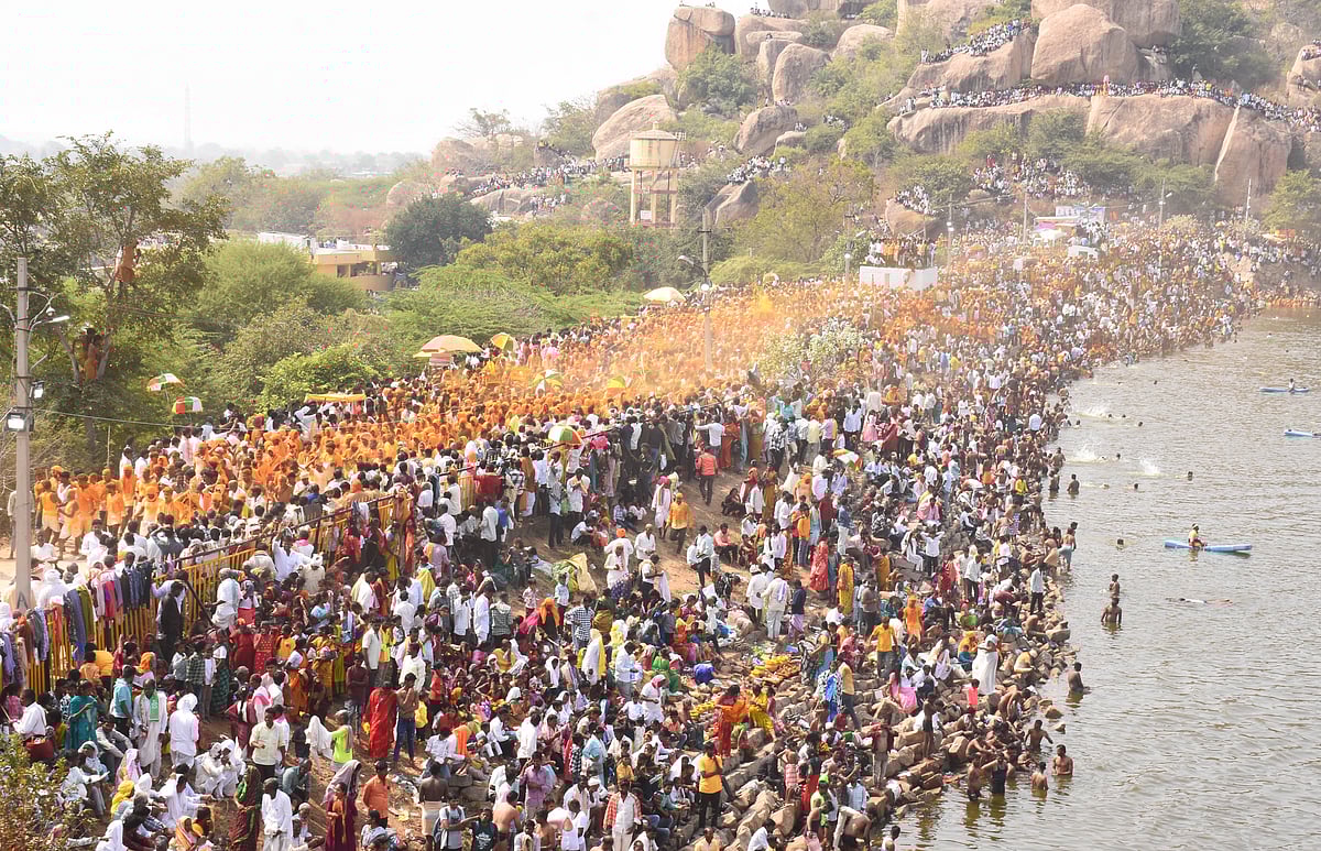 ಯಾದಗಿರಿ |  ಮೈಲಾರಲಿಂಗೇಶ್ವರ ಜಾತ್ರೆ: ಭಂಡಾರದಲ್ಲಿ ಮಿಂದ ಮೈಲಾಪುರ
