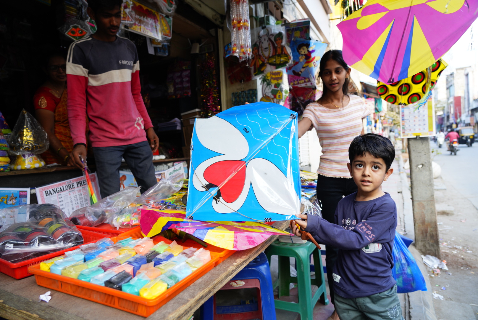 ಮಕರ ಸಂಕ್ರಾಂತಿ ಹಬ್ಬದ ಪ್ರಯುಕ್ತ ರಾಯಚೂರಲ್ಲಿ ಮಕ್ಕಳು ಗಾಳಿಪಟ ಖರೀದಿಸಿದರು